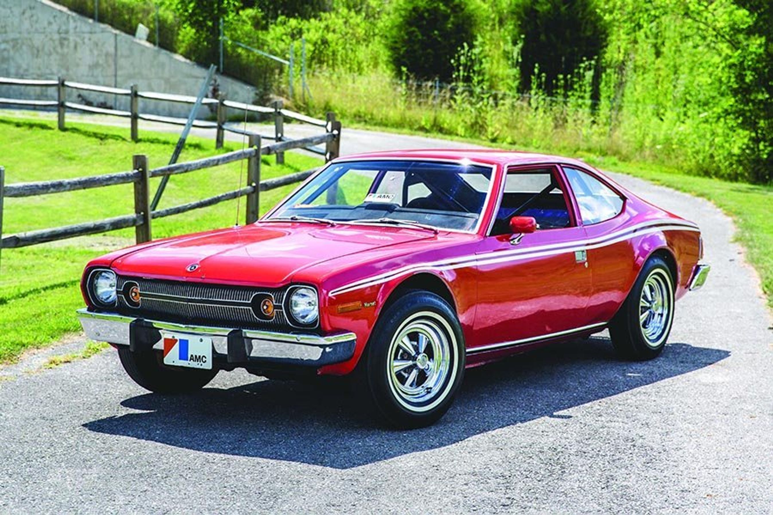 Den røde AMC Hornet fra „Manden med den gyldne pistol“ står stadig helt som i filmen fra 1974. Det blev belønnet med en merpris på over 1.600 procent (foto: RM Sotheby’s)