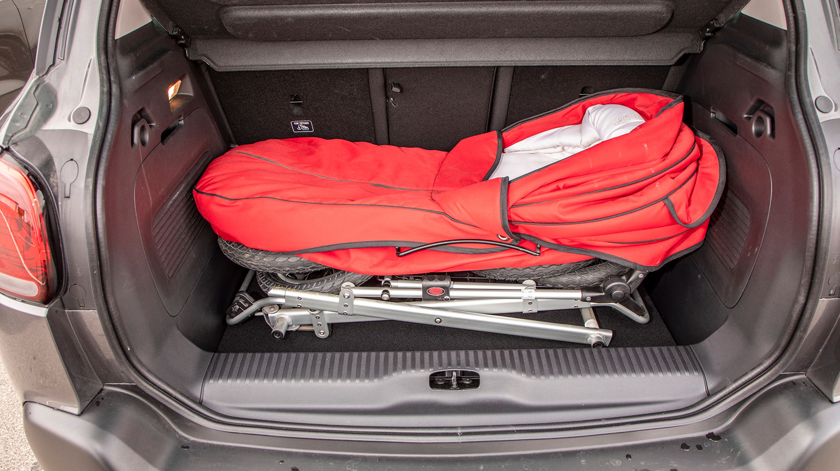 Bagagerummet rummer fint en barnevogn. Det er pænt udformet, og bunden kan placeres i to niveauer.