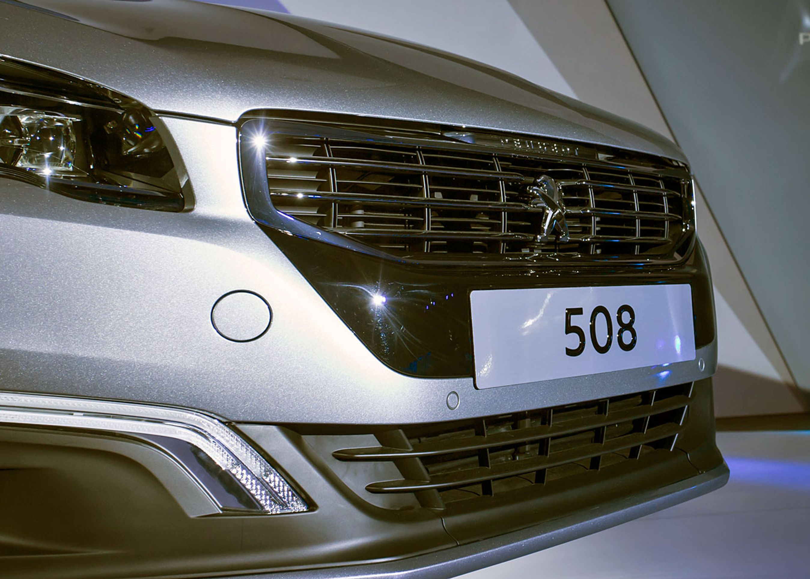 Det er særligt fronten der er ændret med ny gril, nye forlygter af LED-typen. Det bringer 508 på niveau med 308, som er fabrikkens næstnyeste model.