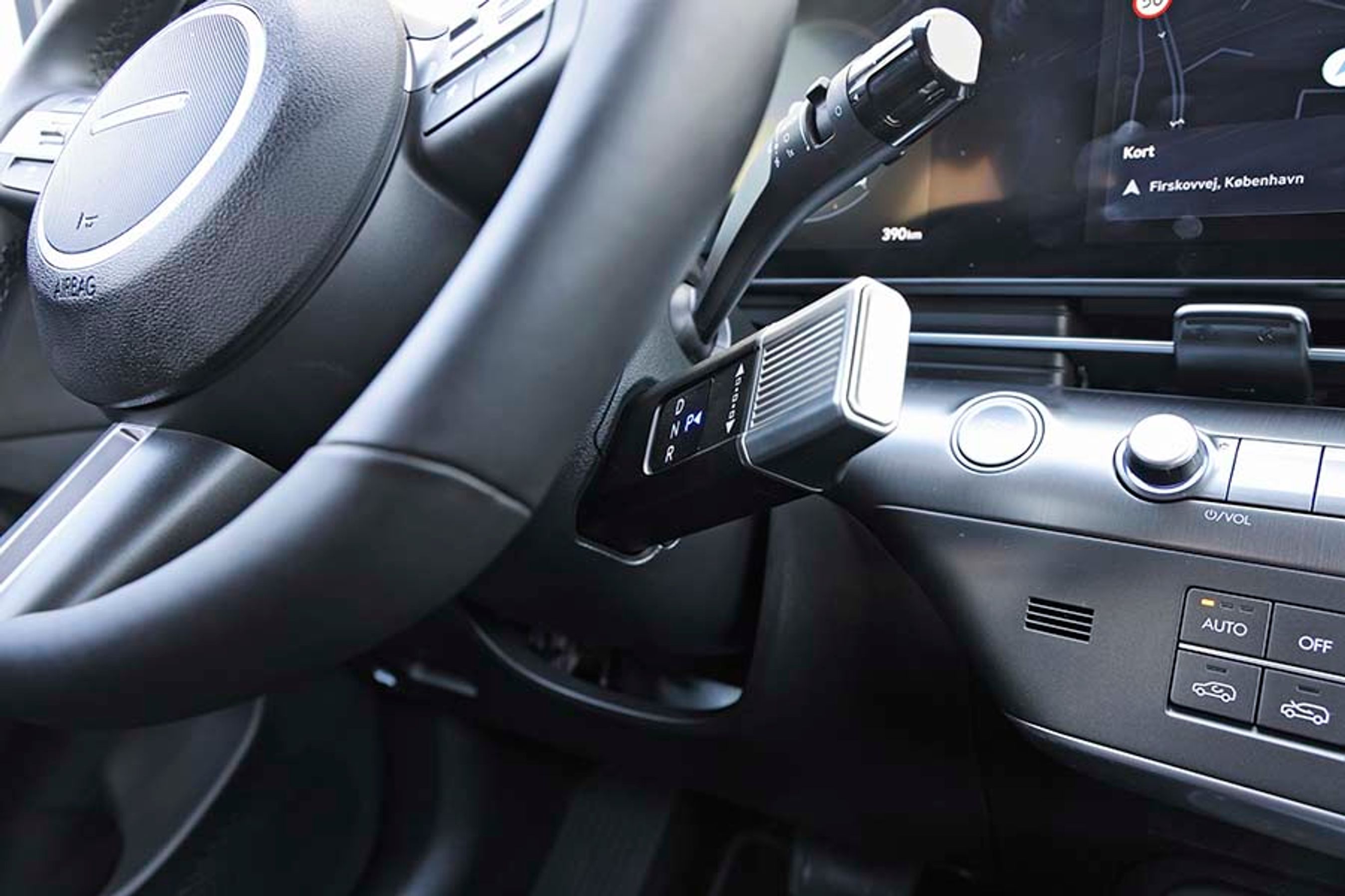 Gearvælgeren er flad og lidt nemmere at betjene end de runde gearvælgergreb på elbilerne Ioniq 5 og 6. Den sidder bag rattet, men er let at få fat på.