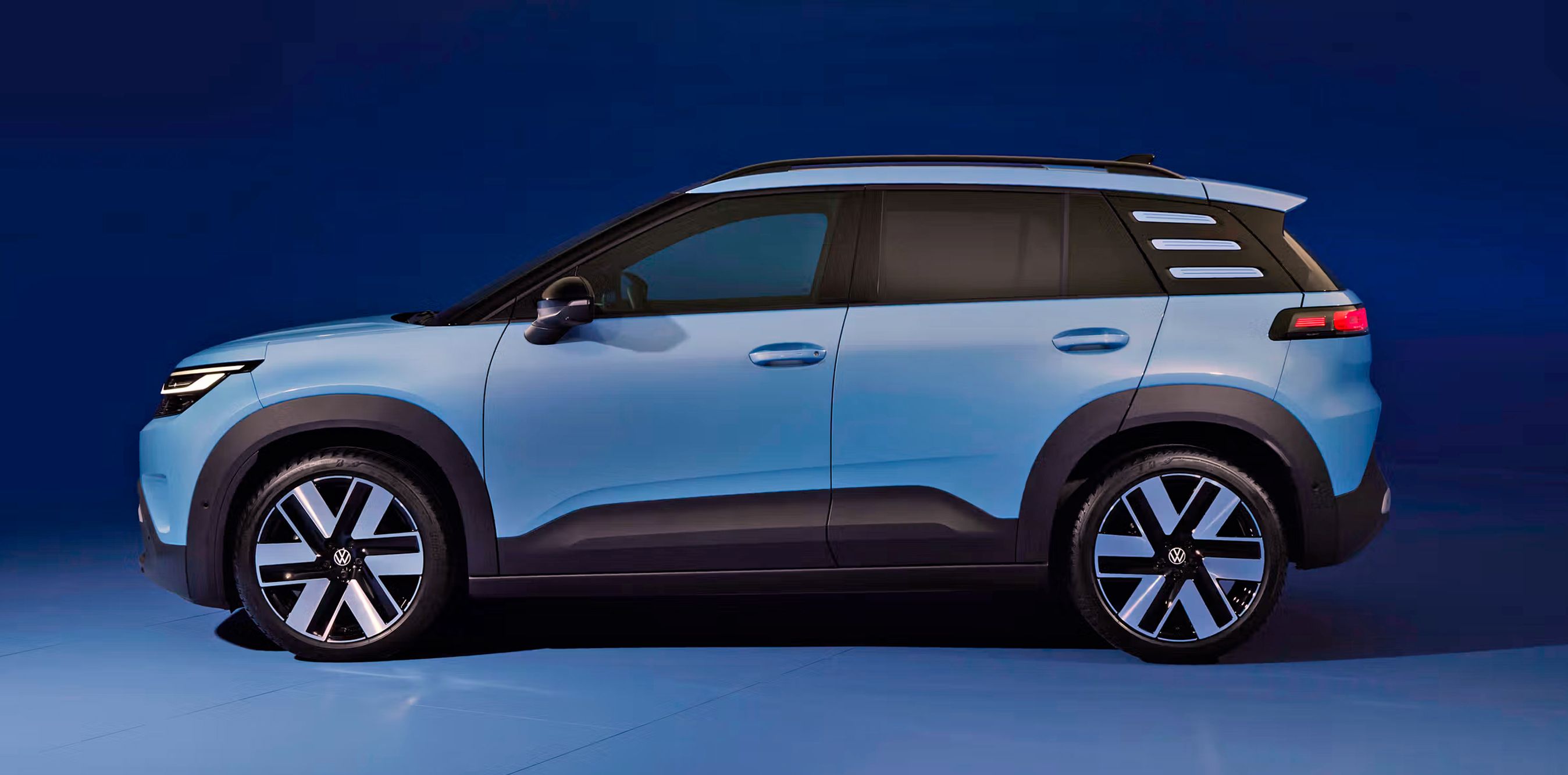 Blå VW ID. Cross i profil.