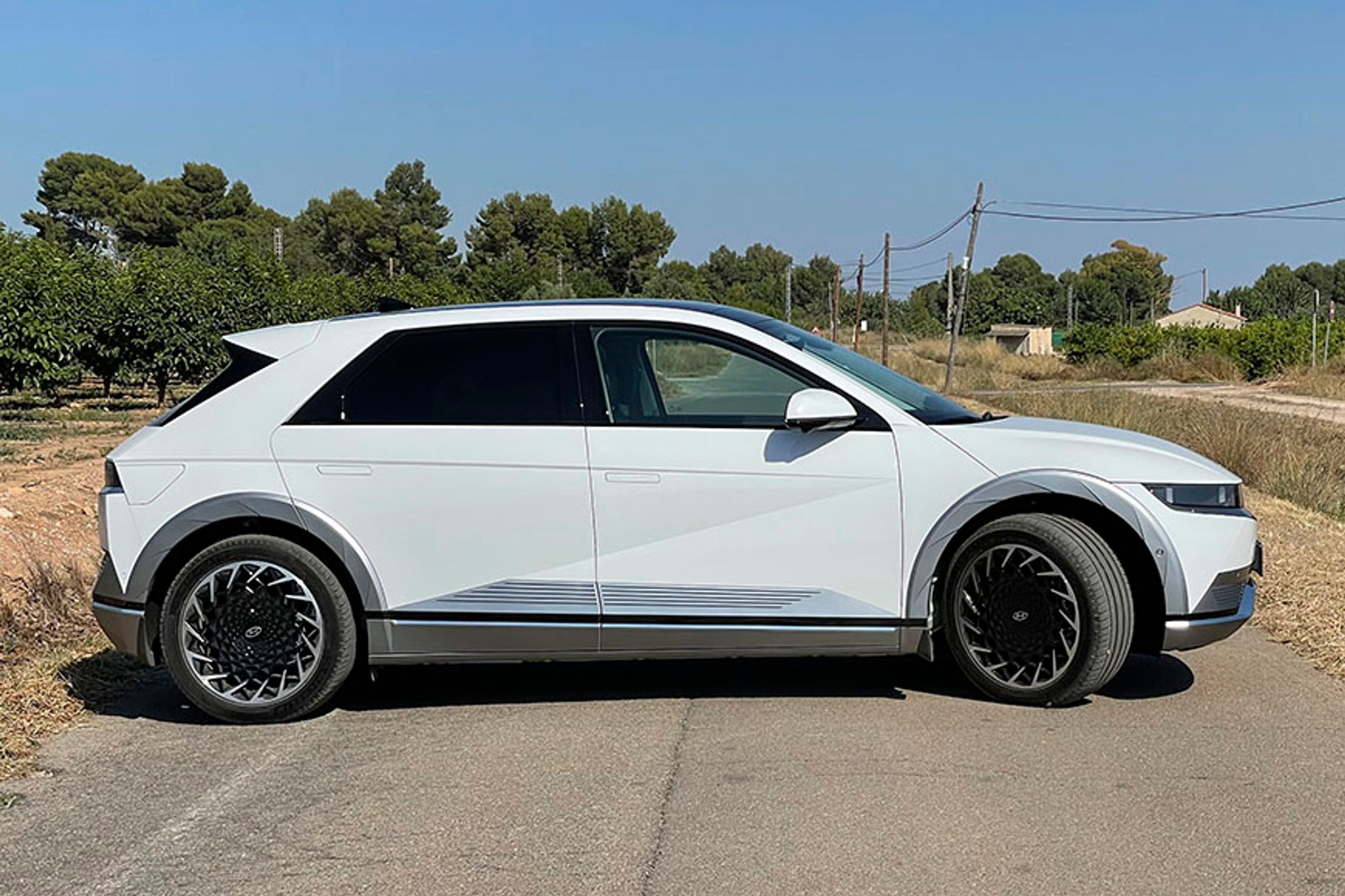 Ups! Vendediameteren er enorm – ca. 12,0 meter. Det er prisen for den meget store akselafstand.