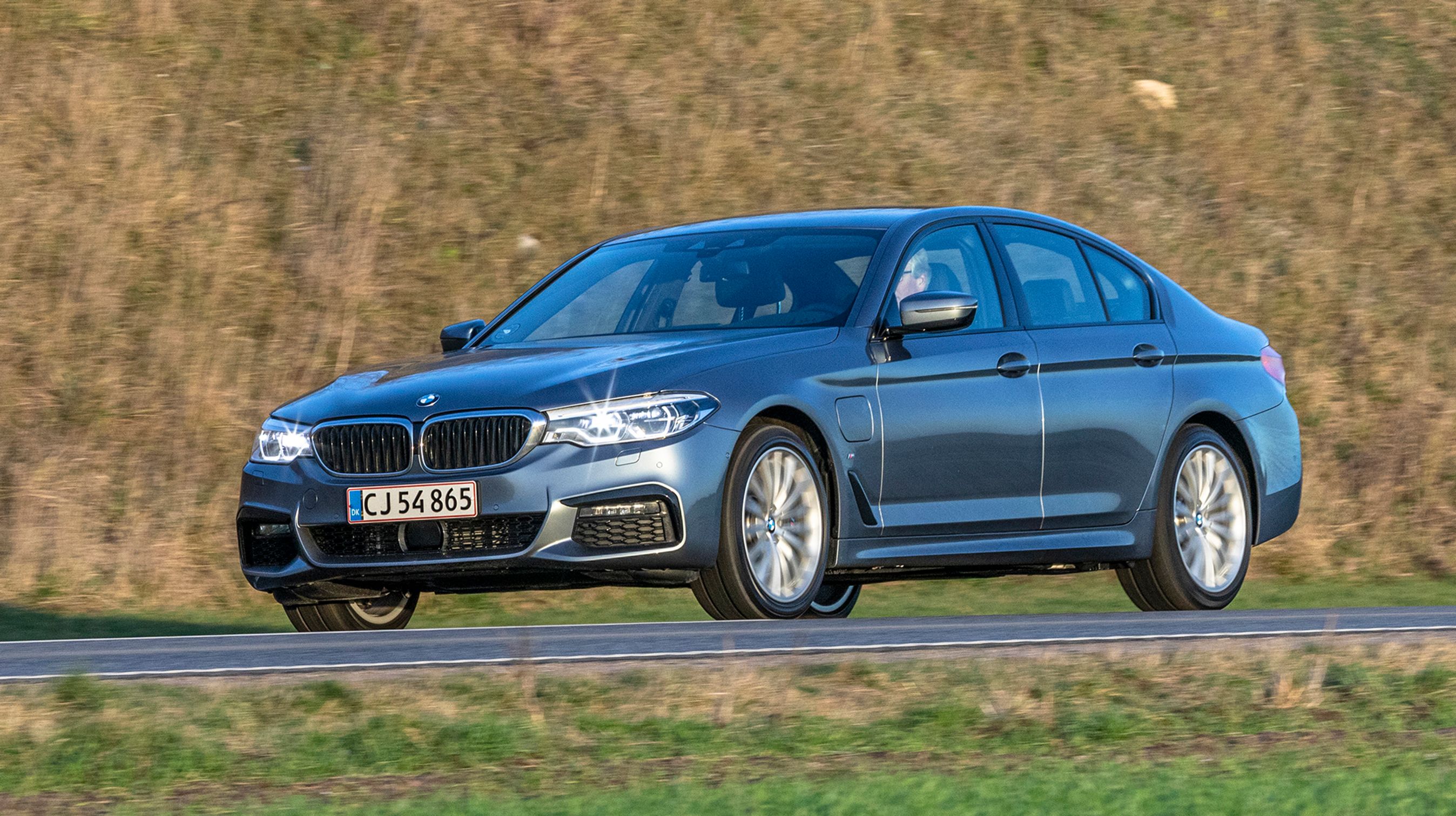 Umiddelbart kan man ikke se om det er en plugin hybrid eller en almindelig 5-serie, men ser man godt efter ser man ladeporten ved venstre forskærm.