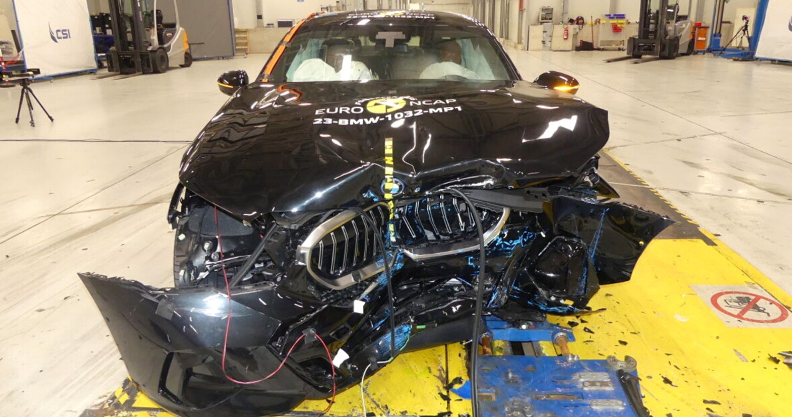BMW 5-serie med smadret front efter crashtest
