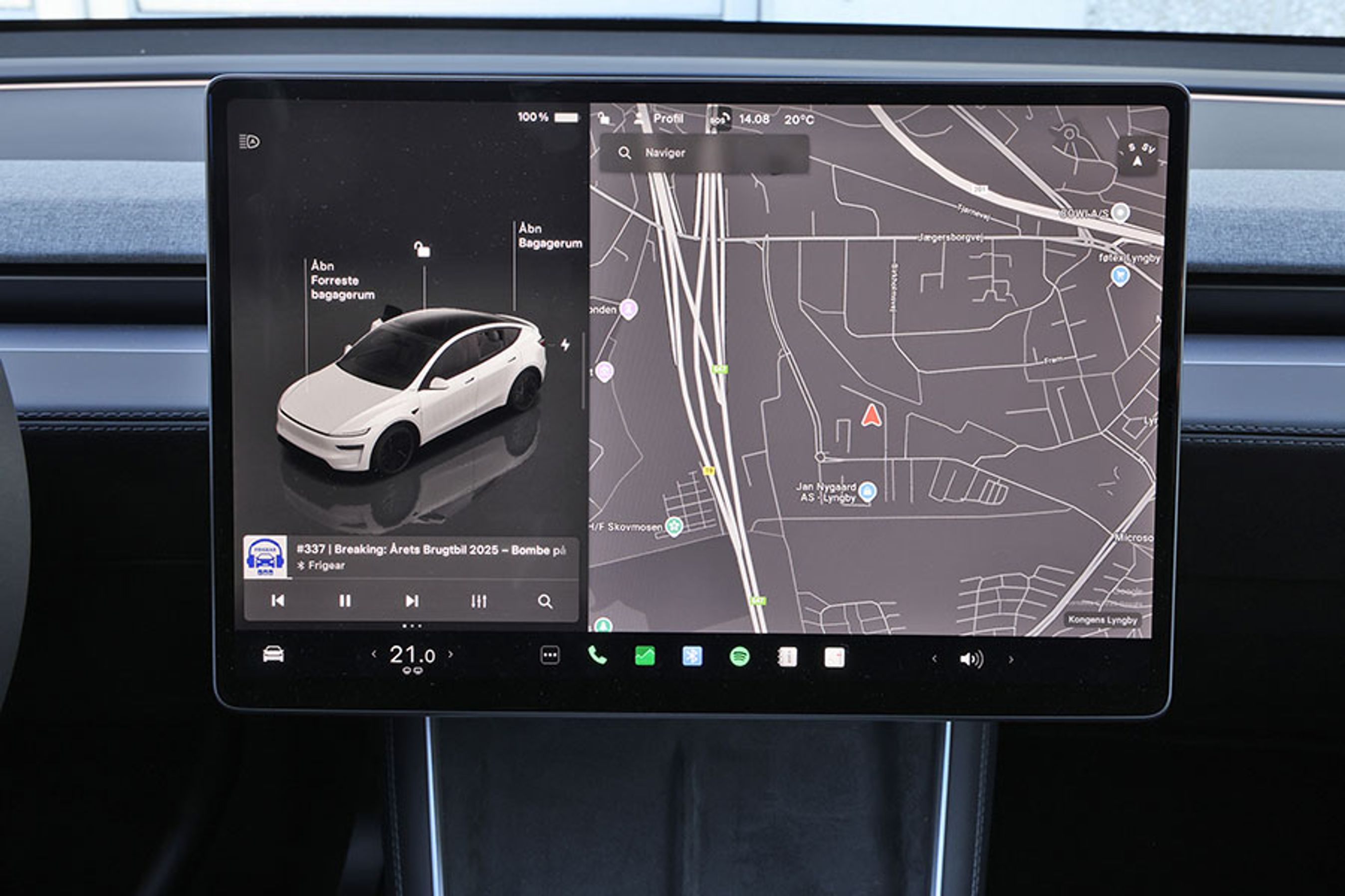 Næsten alle funktioner betjenes i den store skærm. Blandt andet er det her, man skifter gear og ser hastigheden på køretøjet. Menustrukturen er god, på dansk og bygget logisk op, det er et af Teslas stærke punkter.