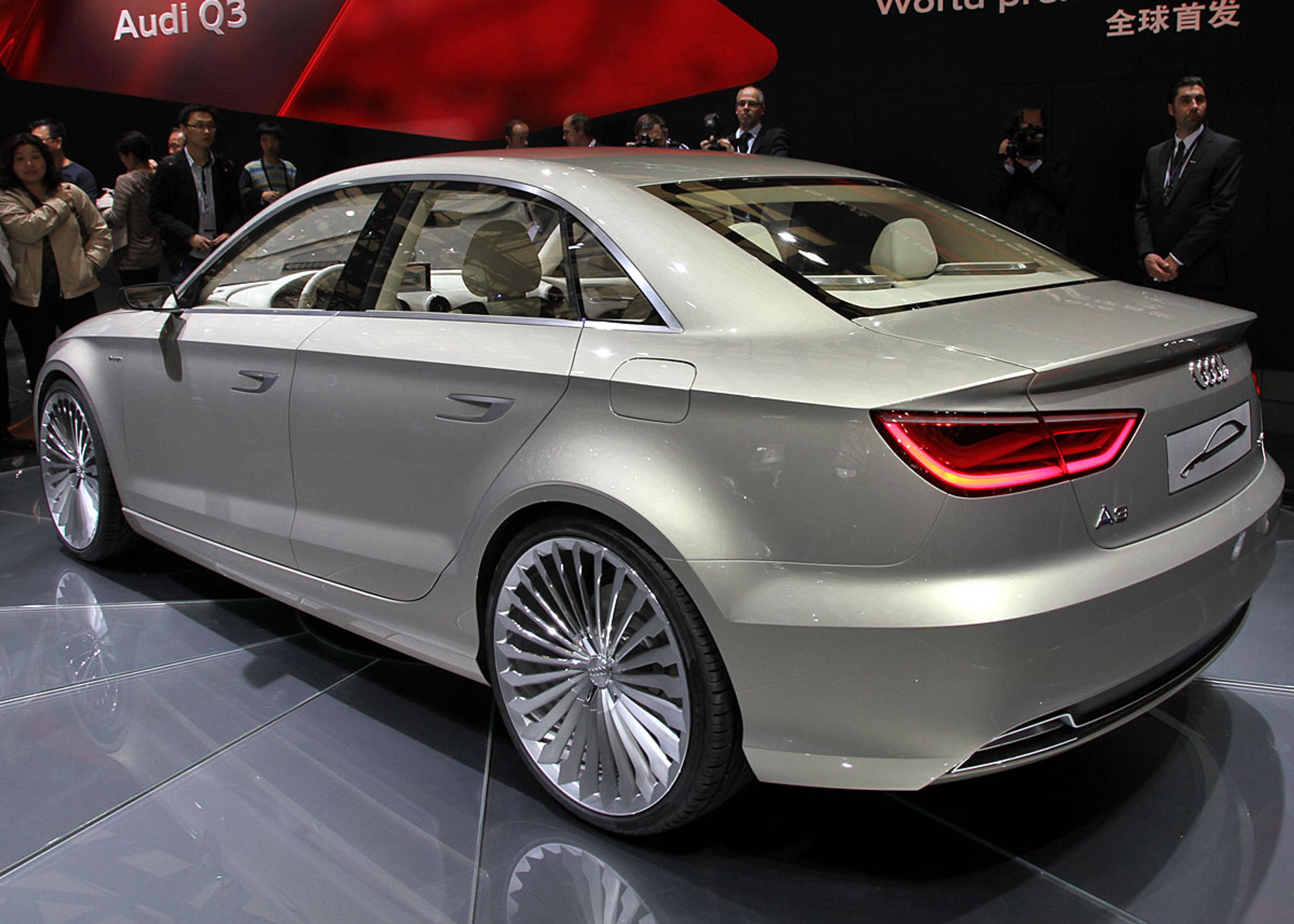 Konceptbilen har mange dele af aluminium og kulfiberforstærket plast. Og så har den 20 tommers fælge i den særlige E-tron-stil.