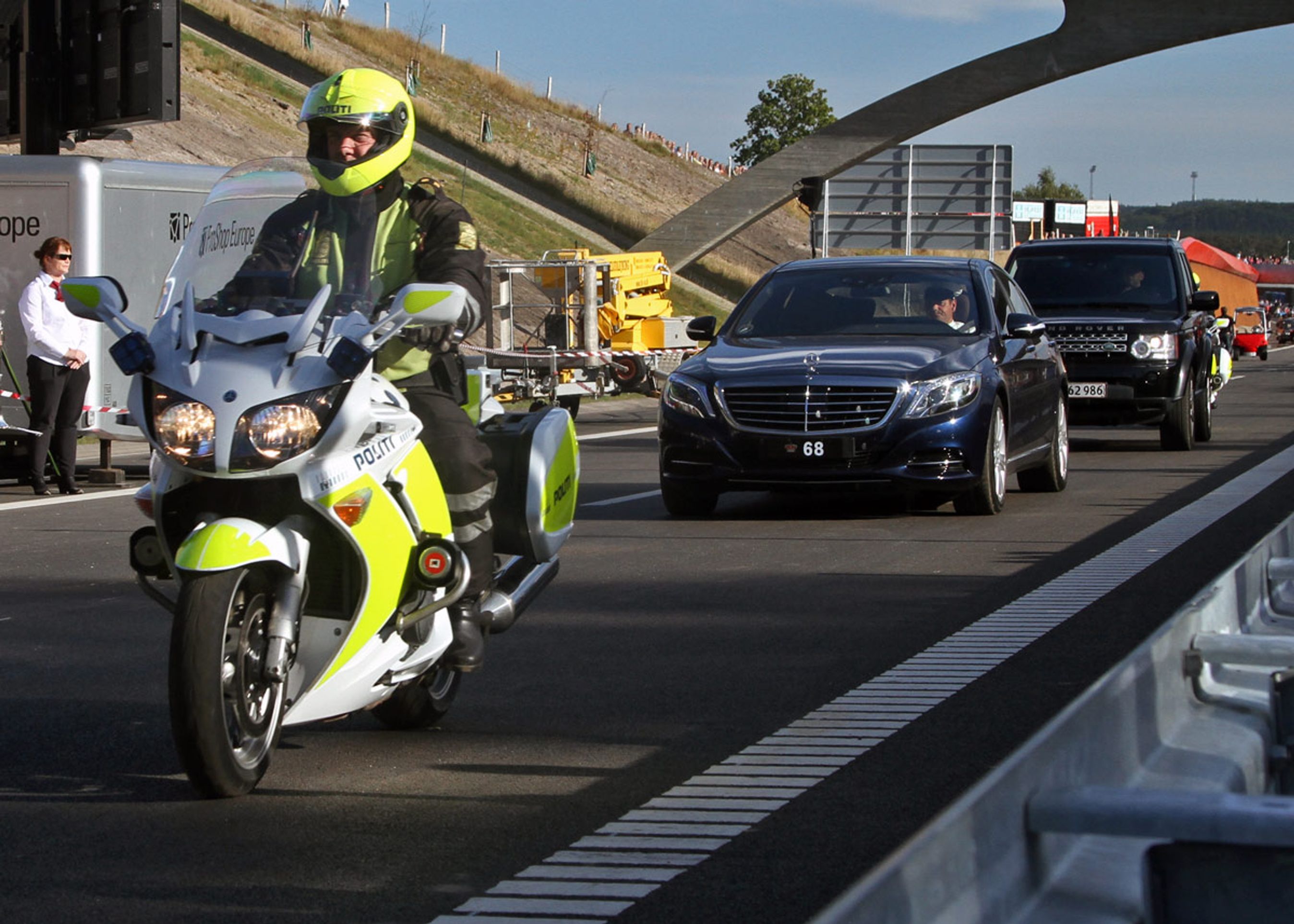 Krone 68 blev første bil på Silkeborgmotorvejen efter den officielle åbning. Fotos: Torben Arent