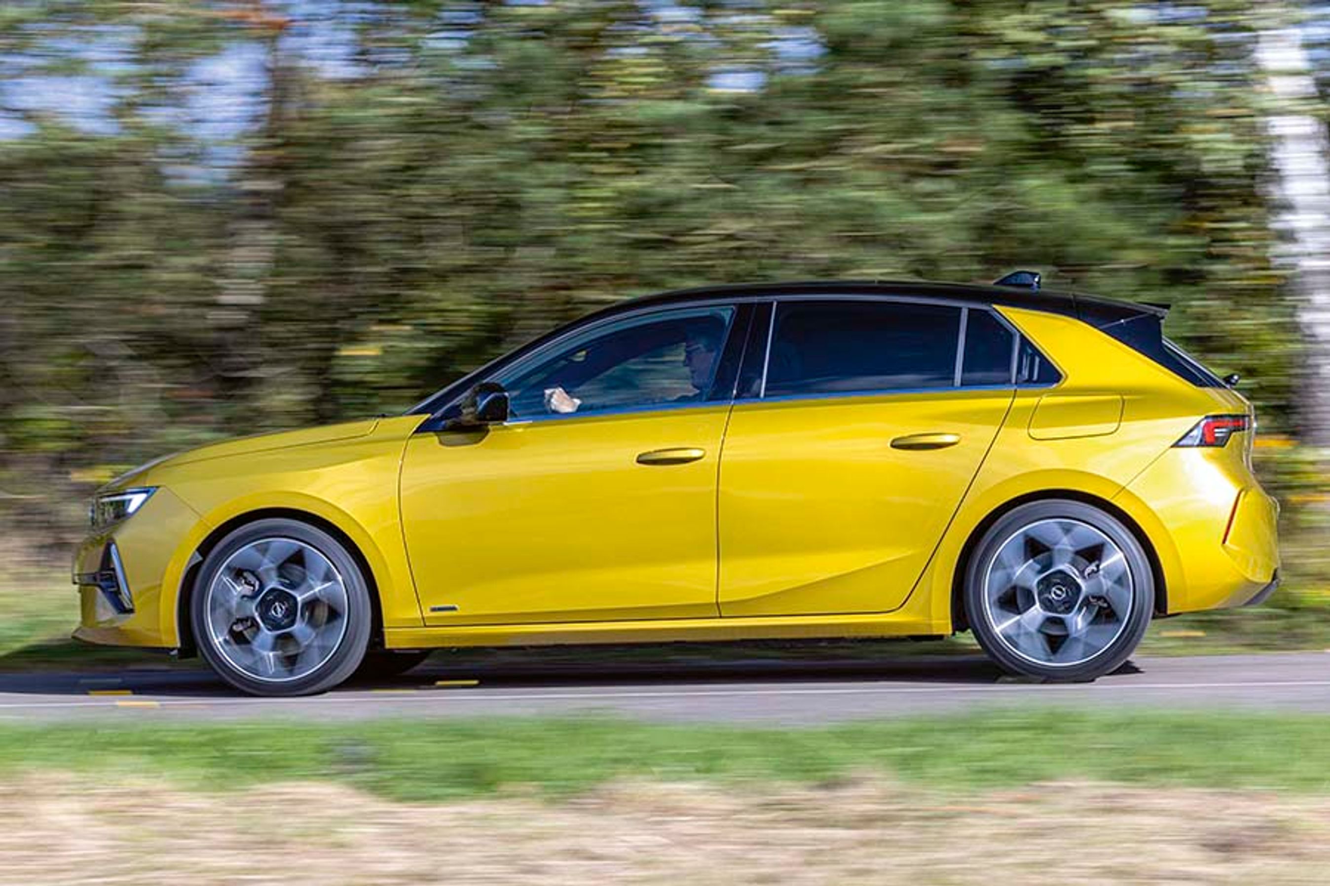 Endnu er Opel Astra kun på markedet som en femdørs hatchback (foto), men en stationcar dukker op til næste år. Den får en akselafstand, der er seks cm længere end i denne femdørs udgave.