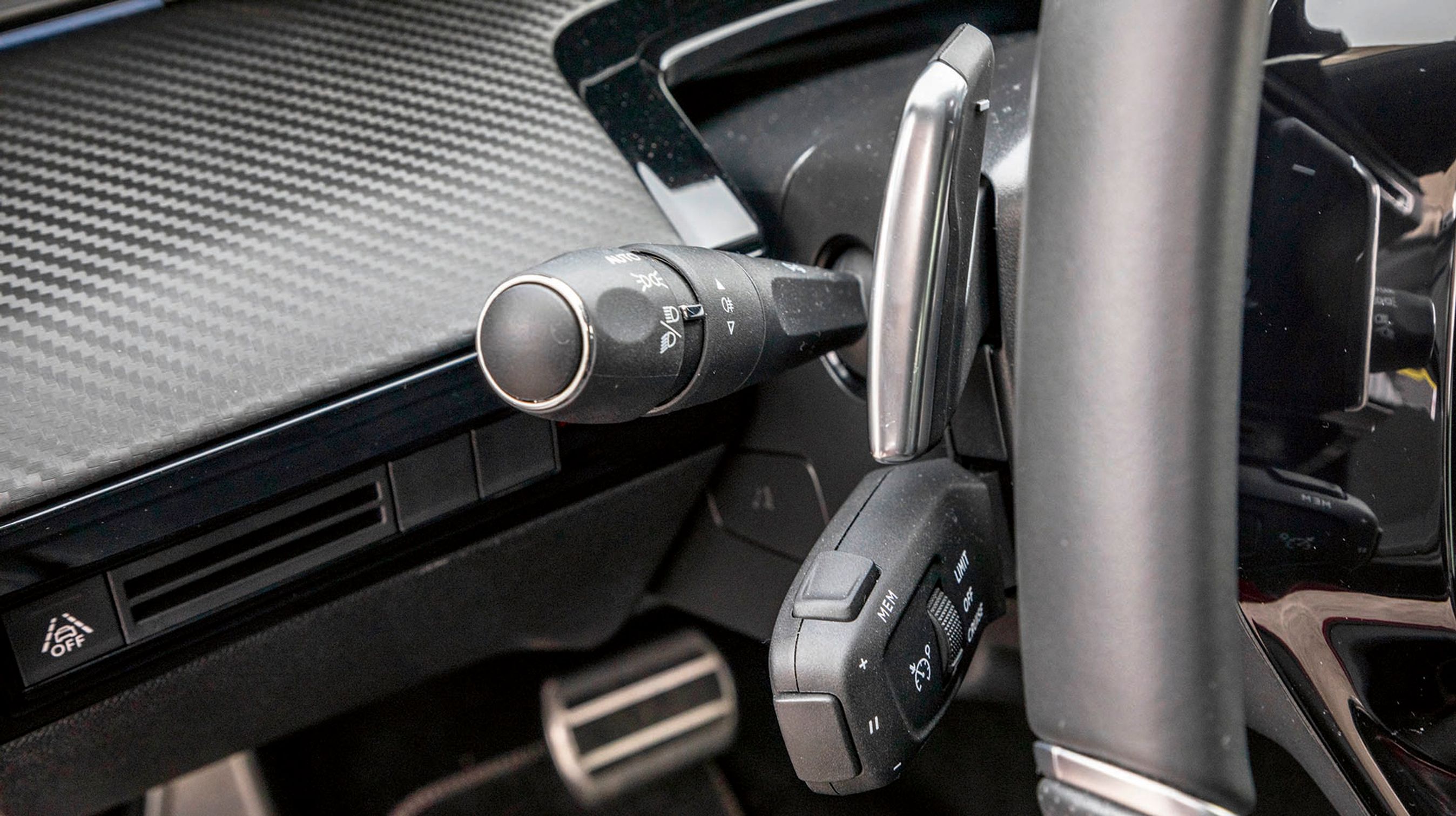 Fartpilot, blink-arm og gearskift sidder for tæt på hinanden.