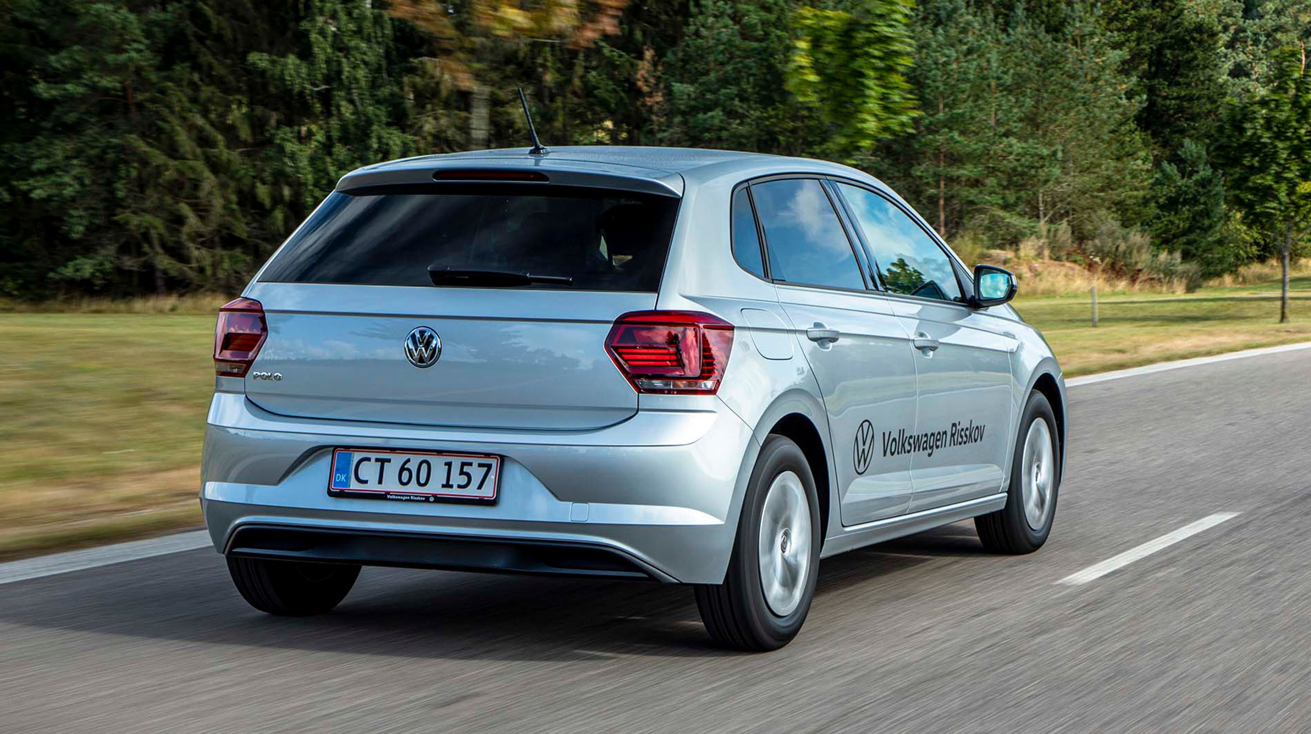 Designet af VW Polo er stramt uden mange forstyrrende linjer. Nogle vil kalde det tidløst, andre vil sikkert kalde det kedeligt.