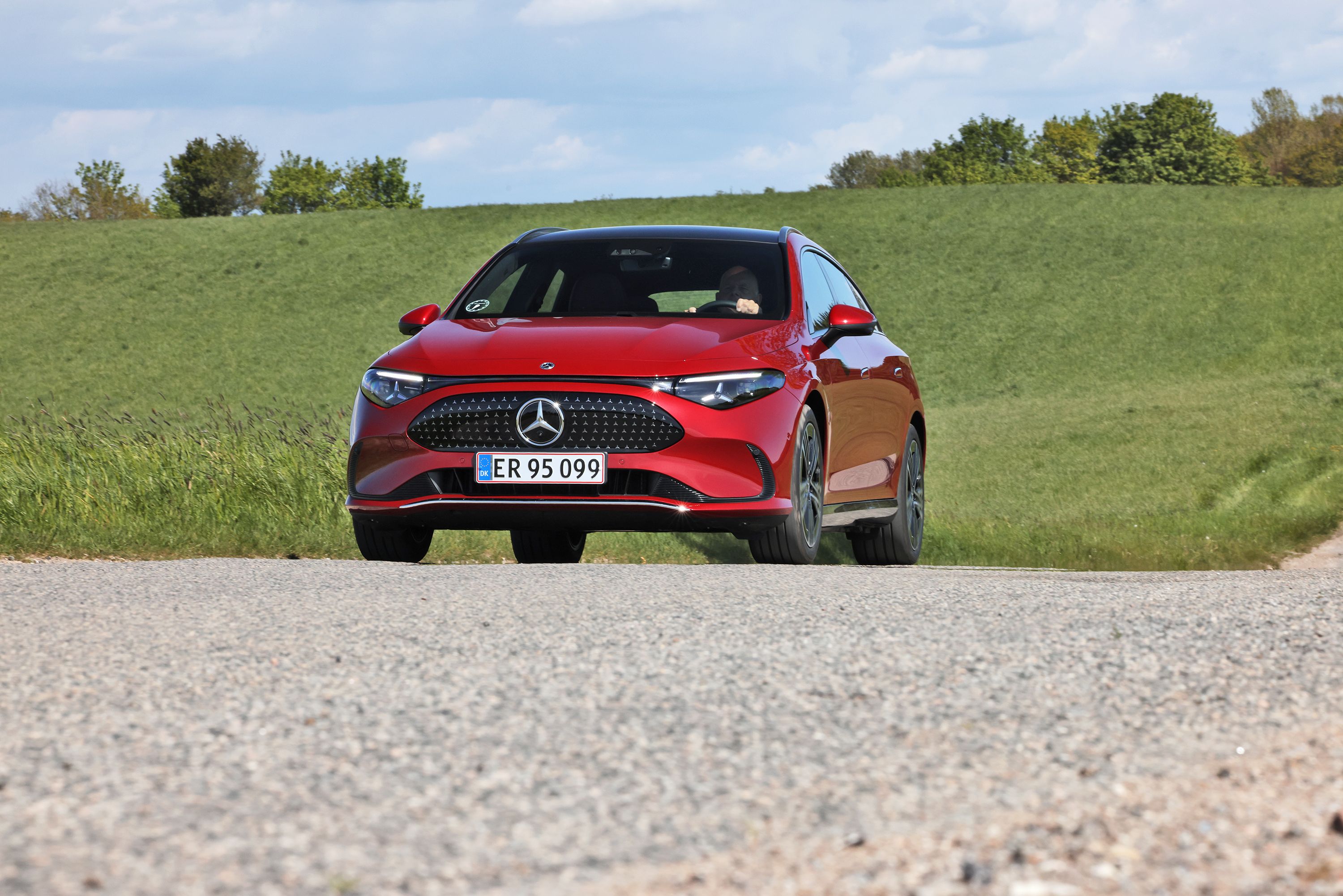 Mercedes-Benz CLA Shooting Brake set forfra, mens den kører på bakket landevej