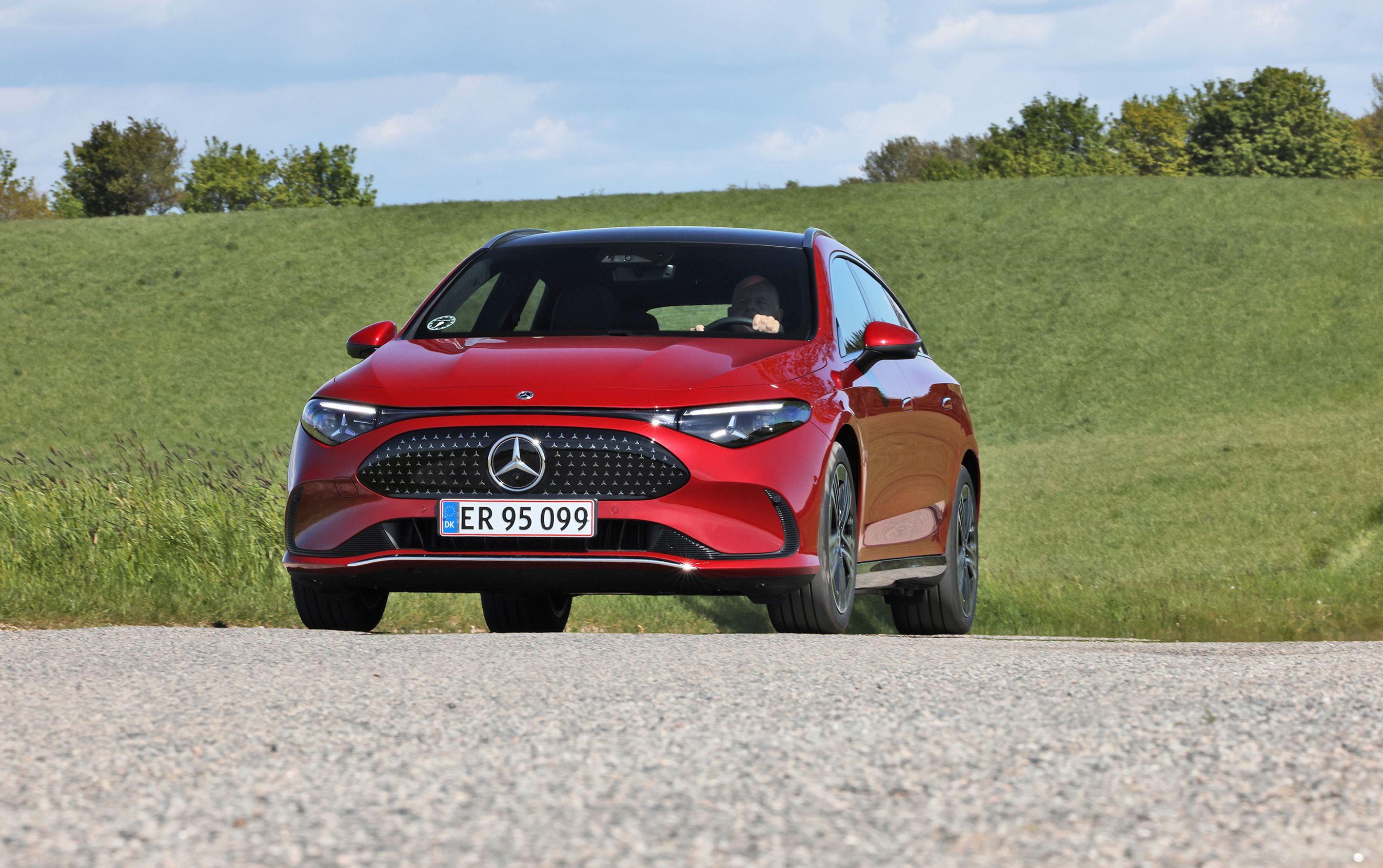 Mercedes-Benz CLA Shooting Brake set forfra, mens den kører på bakket landevej