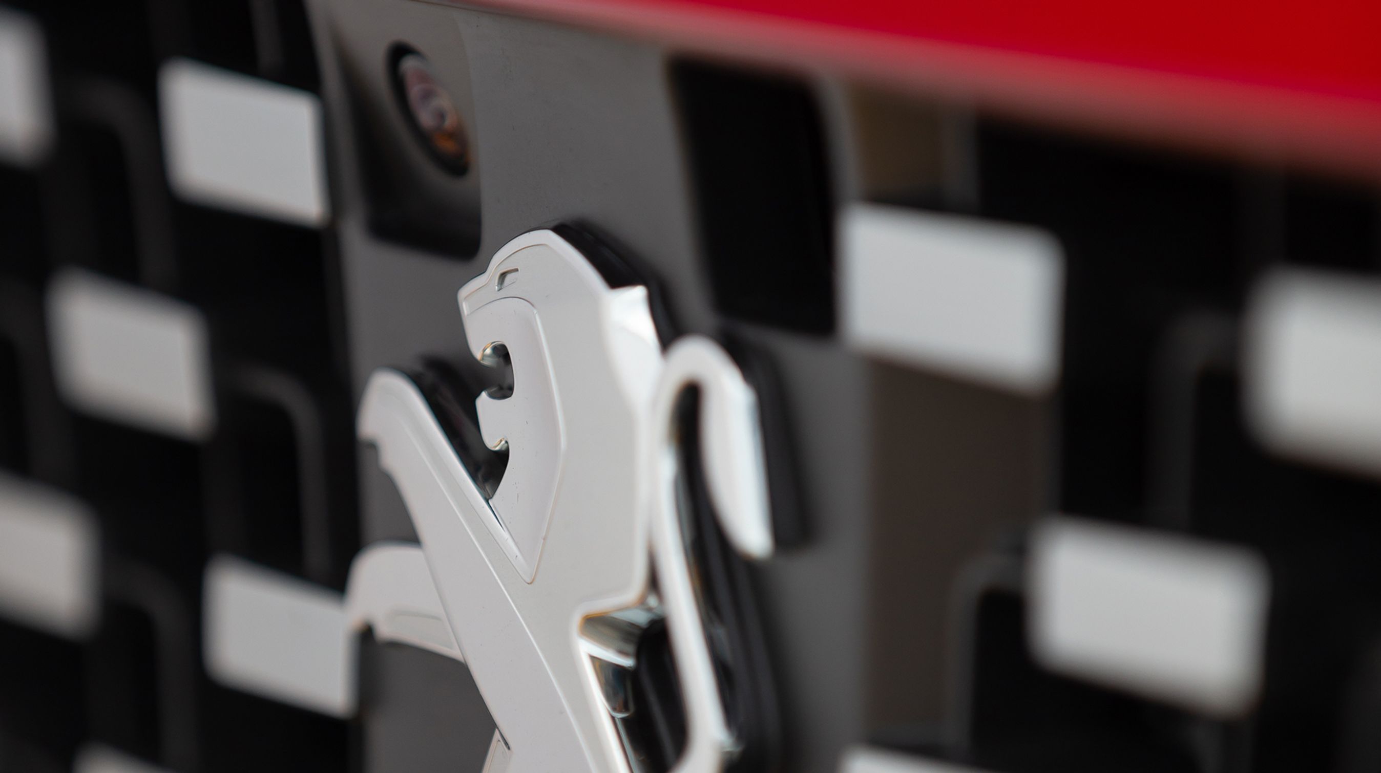 Den store løve i fronten sidder uden på radaren til fartpilot og nødbremse. Lige over løven anes det indbyggede kamera, der dog er ekstraudstyr.