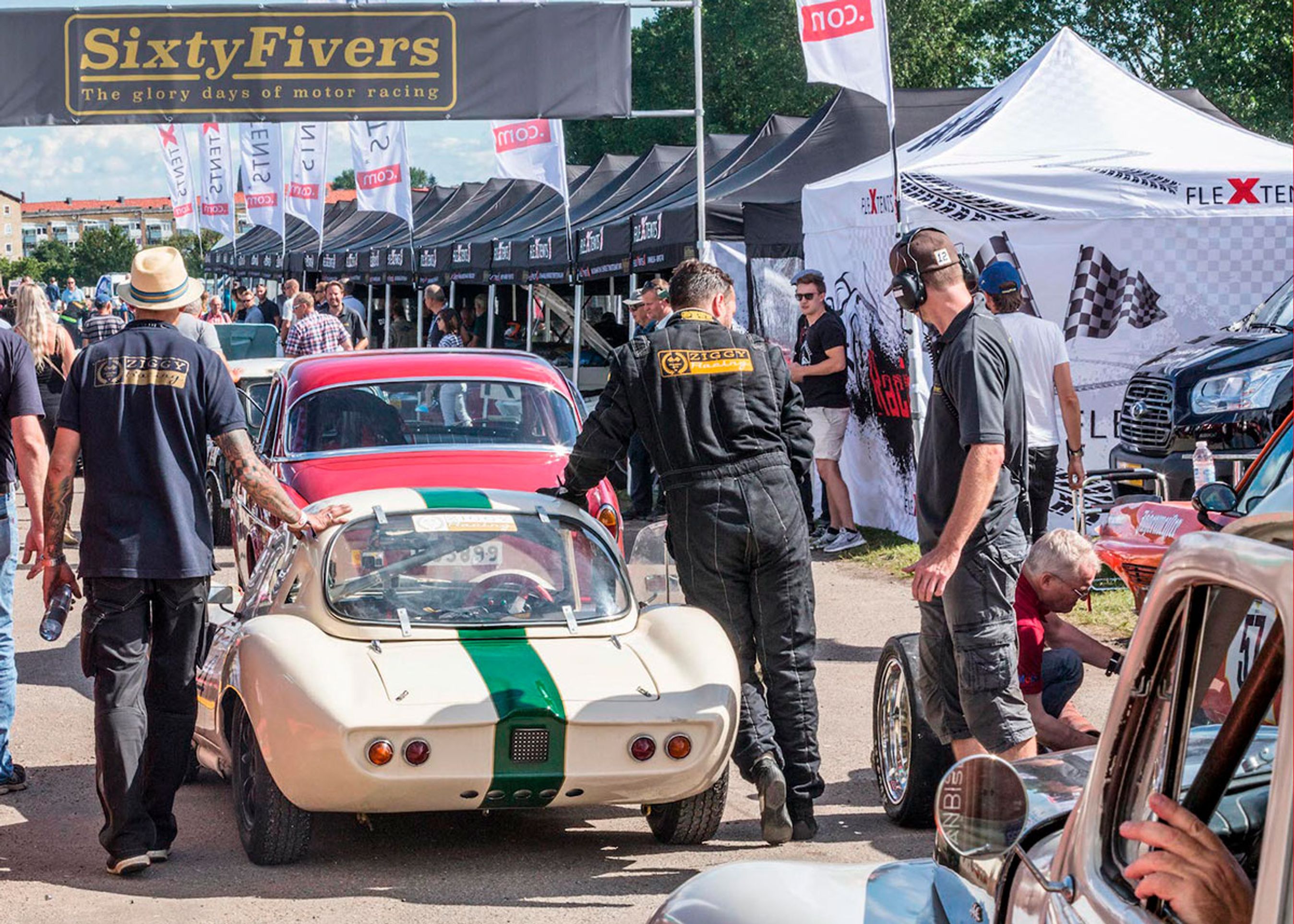 Sixty Fivers fælles teltområde emmer af god stemning og kammeratskab på trods af drabelige dyster på asfalten. Besøg pitten og kom tæt på de historiske racere, og tag en snak med kørerne eller deres mekanikere. Fotos: CHGP