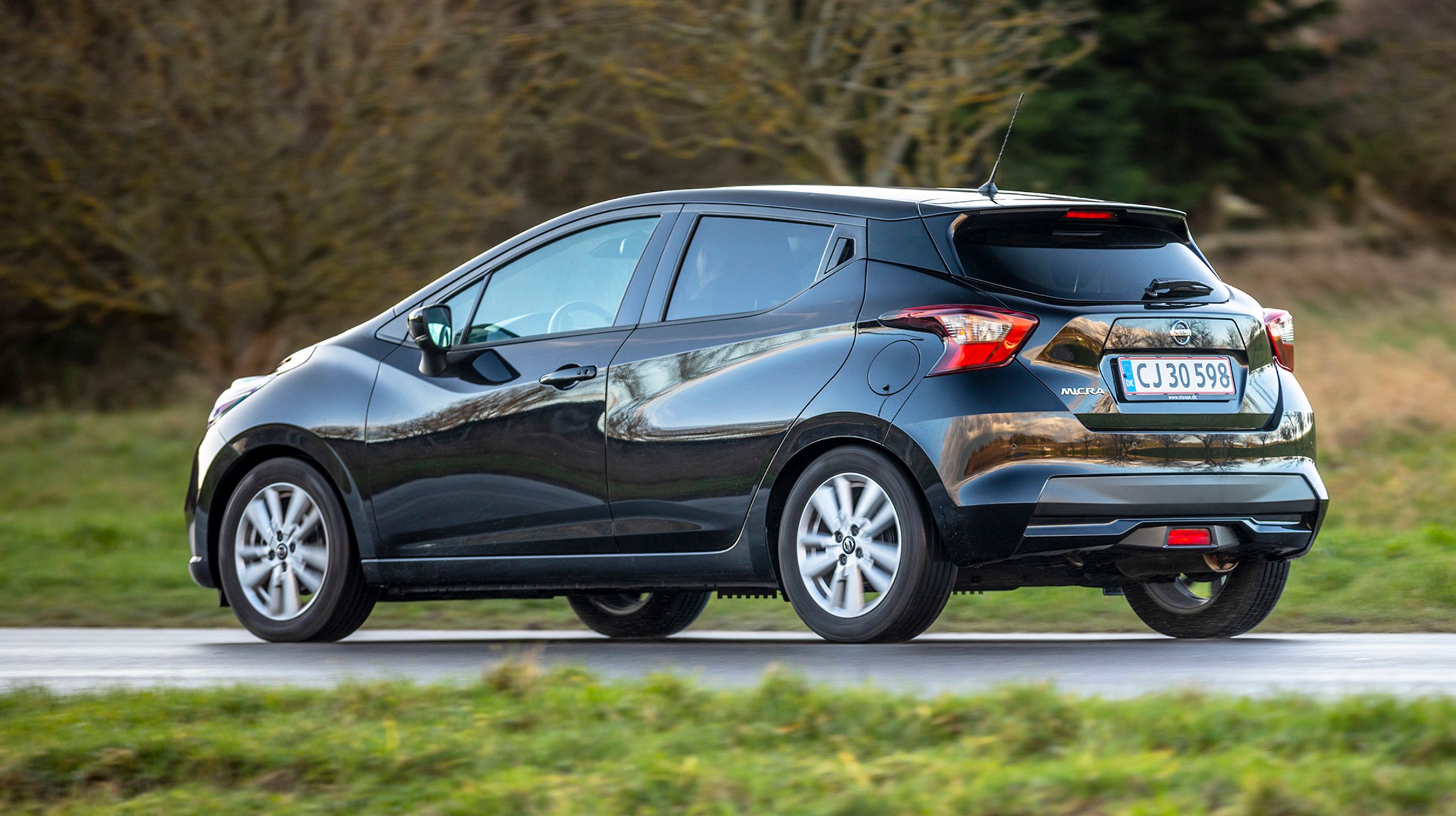 Micra har et næsten skjult dørhåndtag til bagdørene. Det er lidt upraktisk at betjene, men giver bilen et renere design.