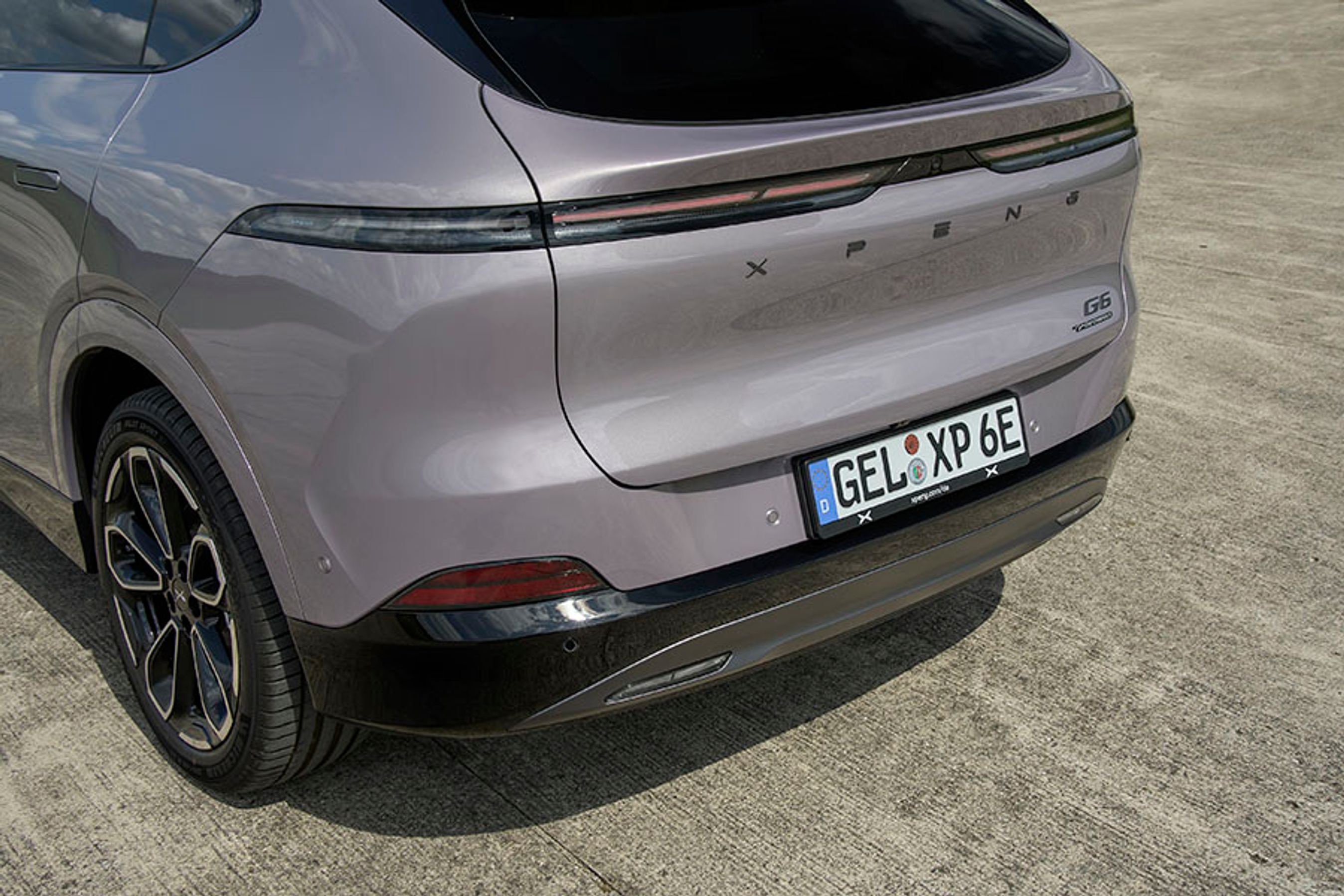 Med store bogstaver står der XPENG på bagklappen, mens selve modelnavnet – G6 – er placeret nederst til højre. Her er det Performance-udgaven med firehjulstræk og 487 hk, vi har set nærmere på.