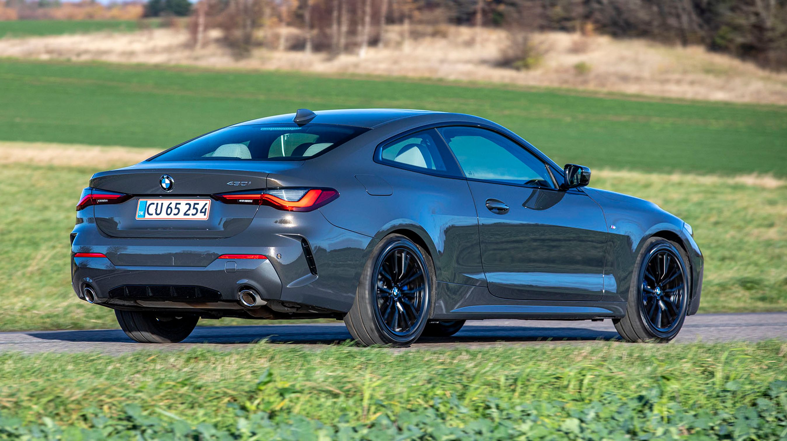 Det er efterhånden sjældent, man ser en rigtig todørs coupé, men BMW kan det der med design. Se lige, hvordan forrude, tag og bagende glider ud i hinanden i en blød, dråbeformet linjeføring. Flot!