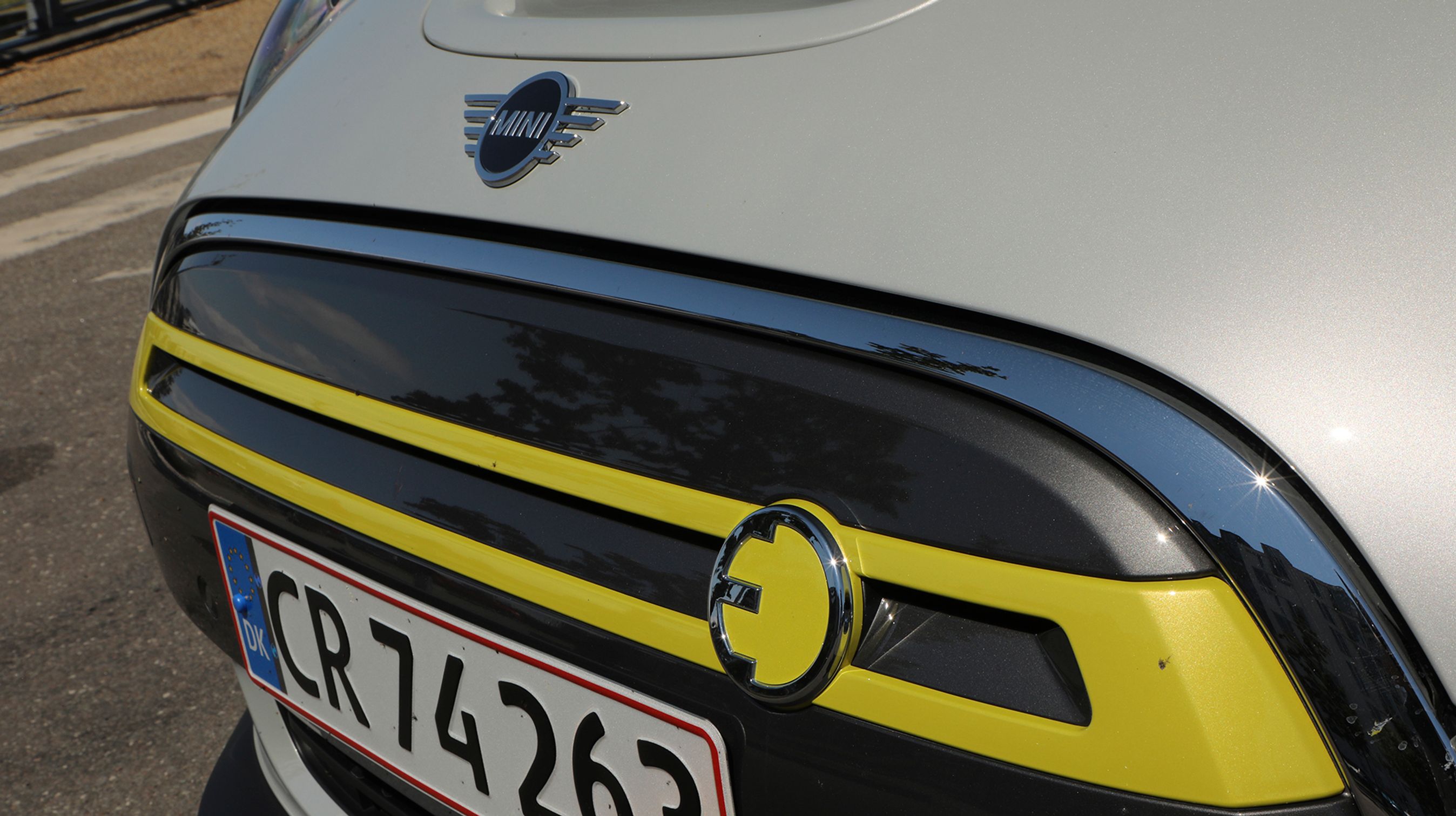 Fronten er ændret så det traditionelle luftindtag er erstattet af dette farverige panel, der viser, at der er tale om en elbil.