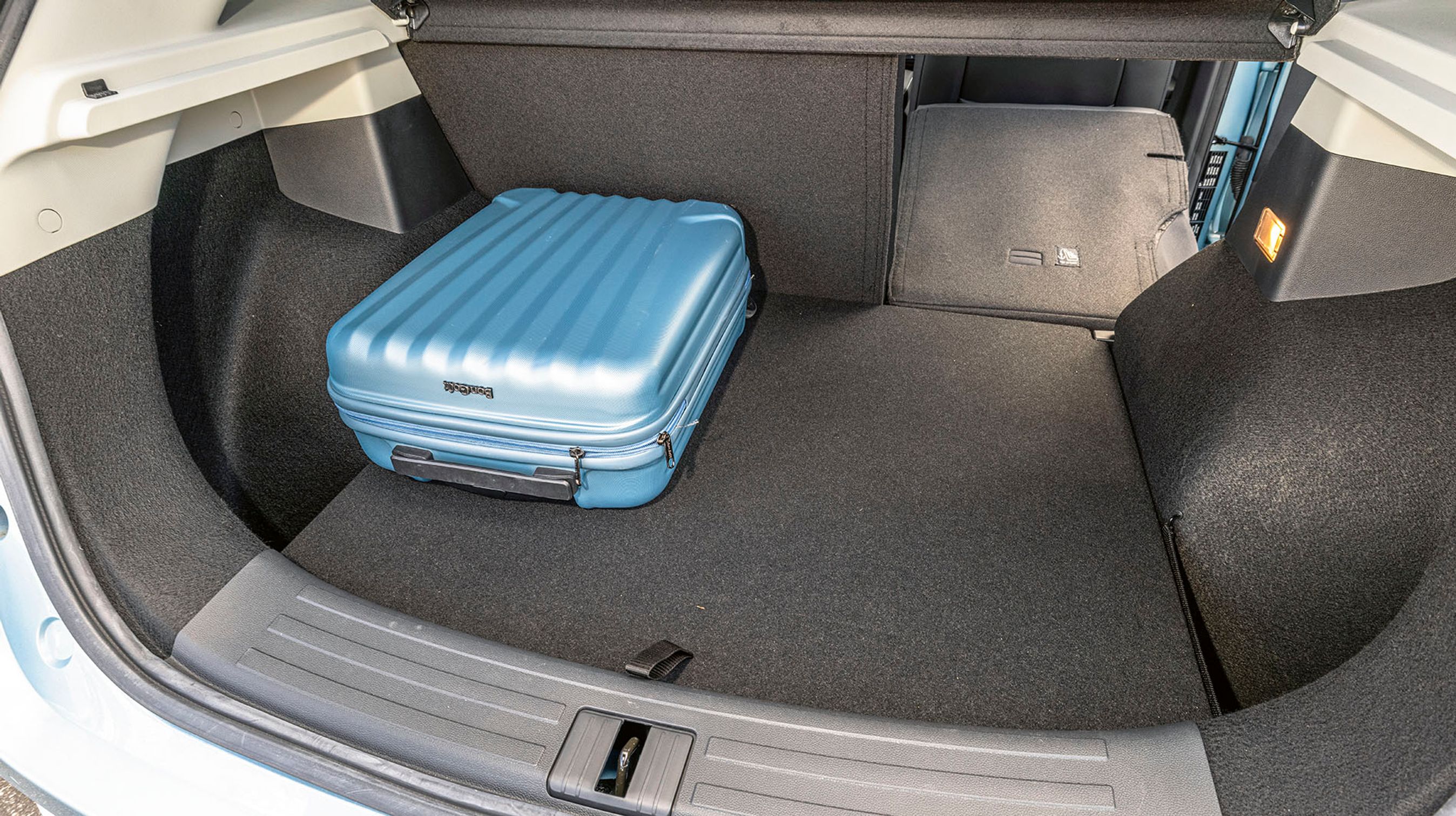 Bagagerummet har en bund, der kan placeres i to højder. Der er desuden plads til kabler længst nede. Bagagerummet er flot beklædt.