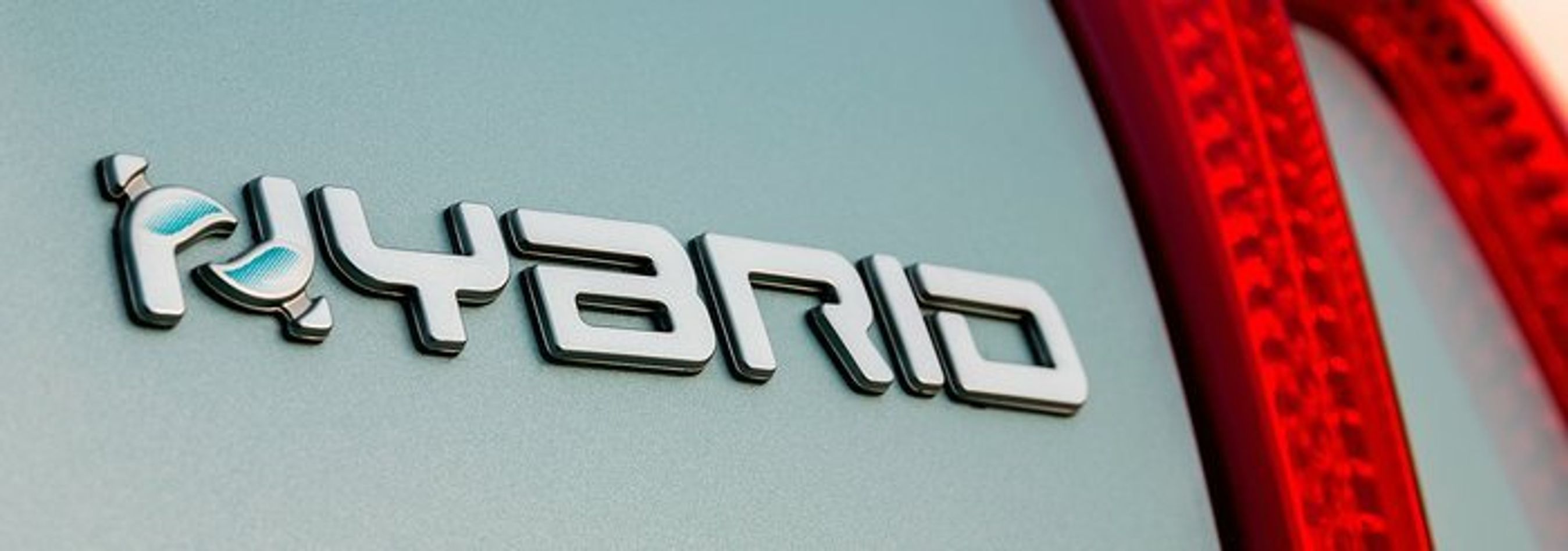 Et tydeligt 'Hybrid'-skiltet sidder bag på bilerne.