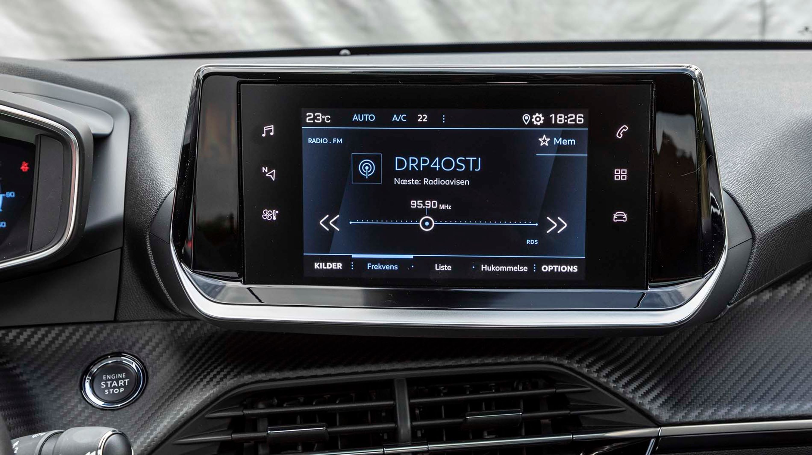 Skærmen i midten er fin og sidder højt, hvilket letter aflæsningen.