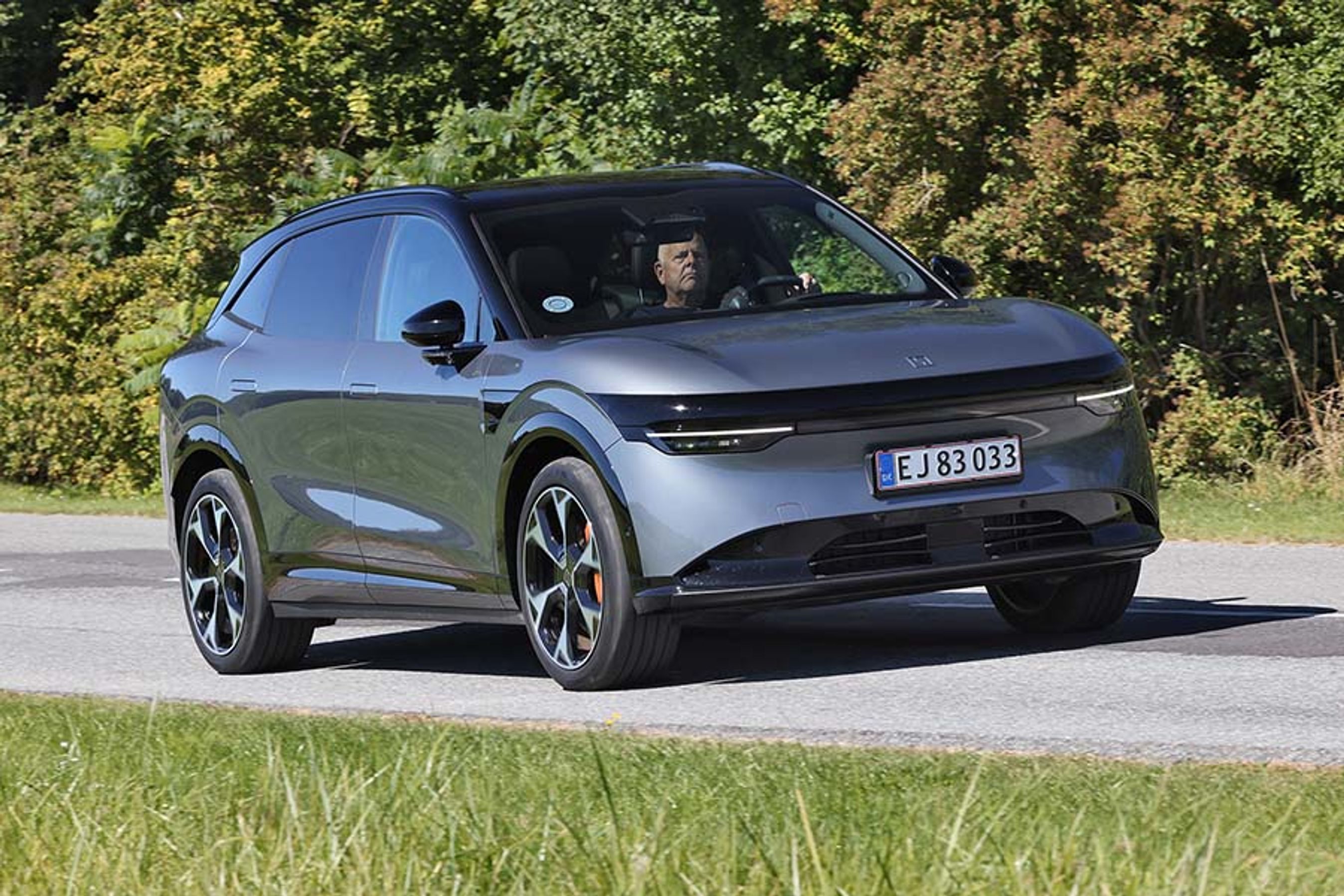 Zeekr 7X er en rummelig SUV i prisklassen mellem 400 og 500.000 kr. Her er topmodellen med luftaffjedring og AWD.