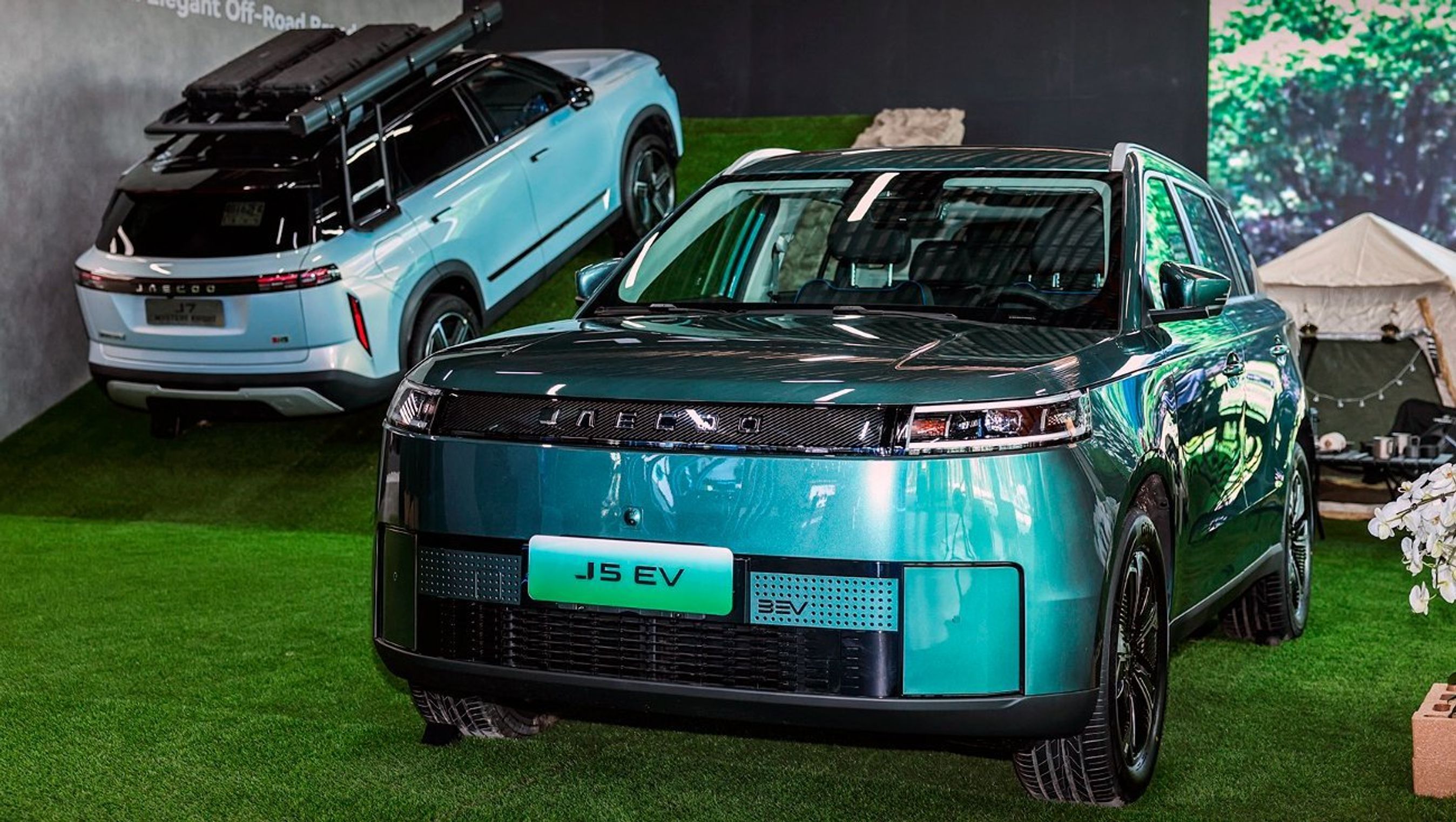 Blålig Jaeecoo forfra på udstilling.