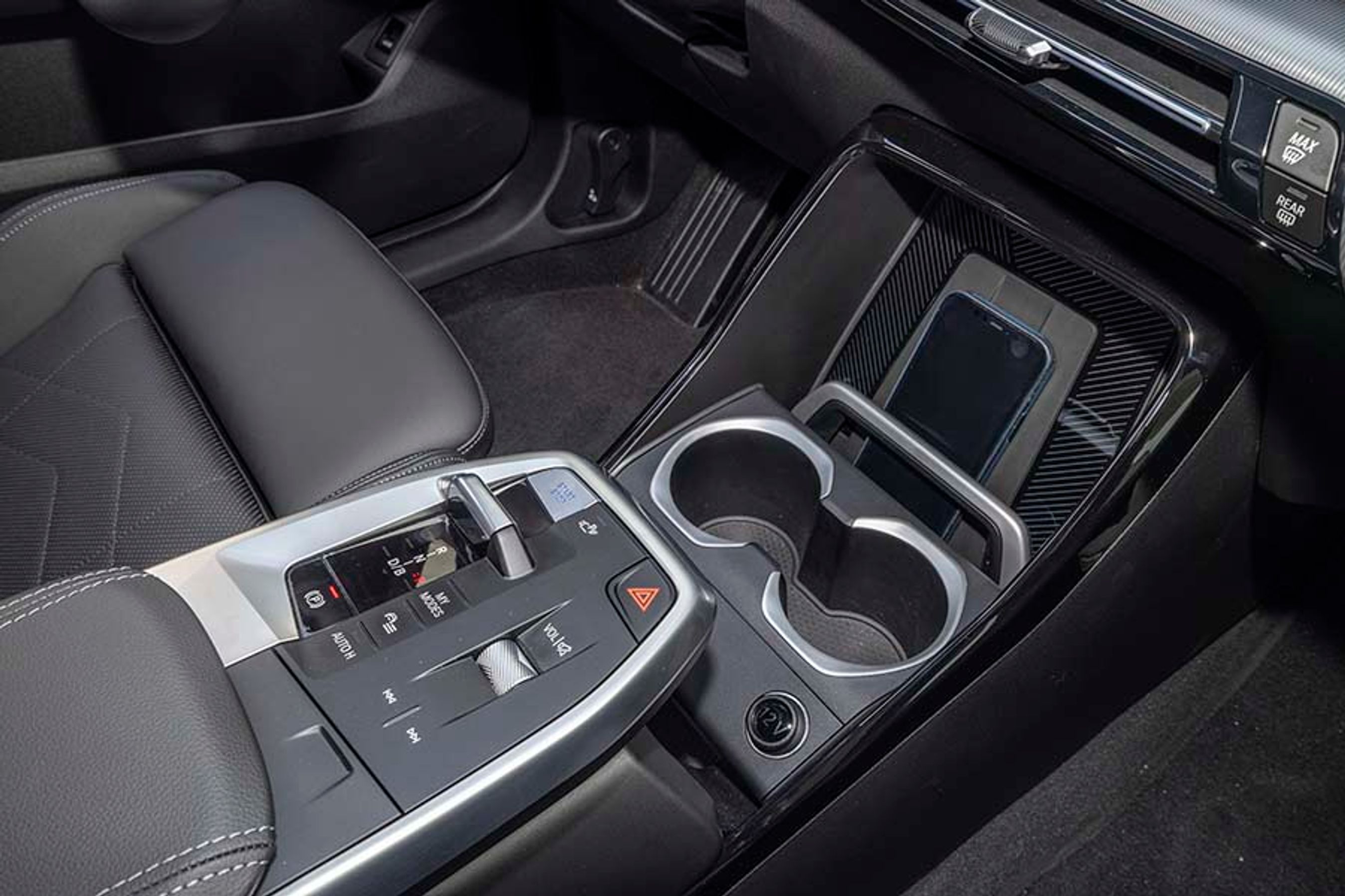 Det praktiske omkring føreren er god. Gearvælgeren ligger lige ved hånden, kopholderne er store og lette at komme til, og så er der en smart mobilholder, som kan have trådløs opladning. 