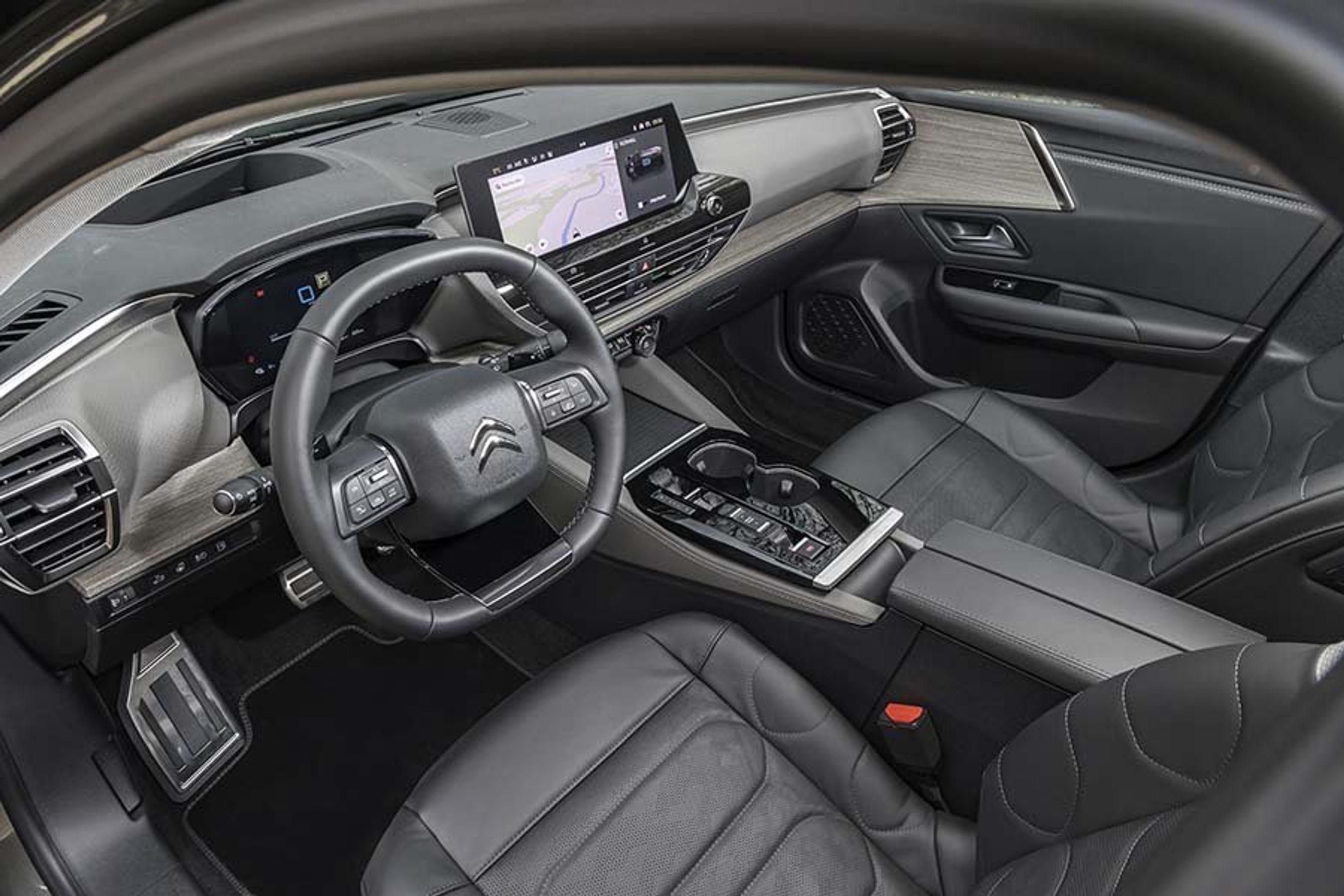 Førerpladsen føles utrolig lækker i sin opbygning med meget komfortable sæder