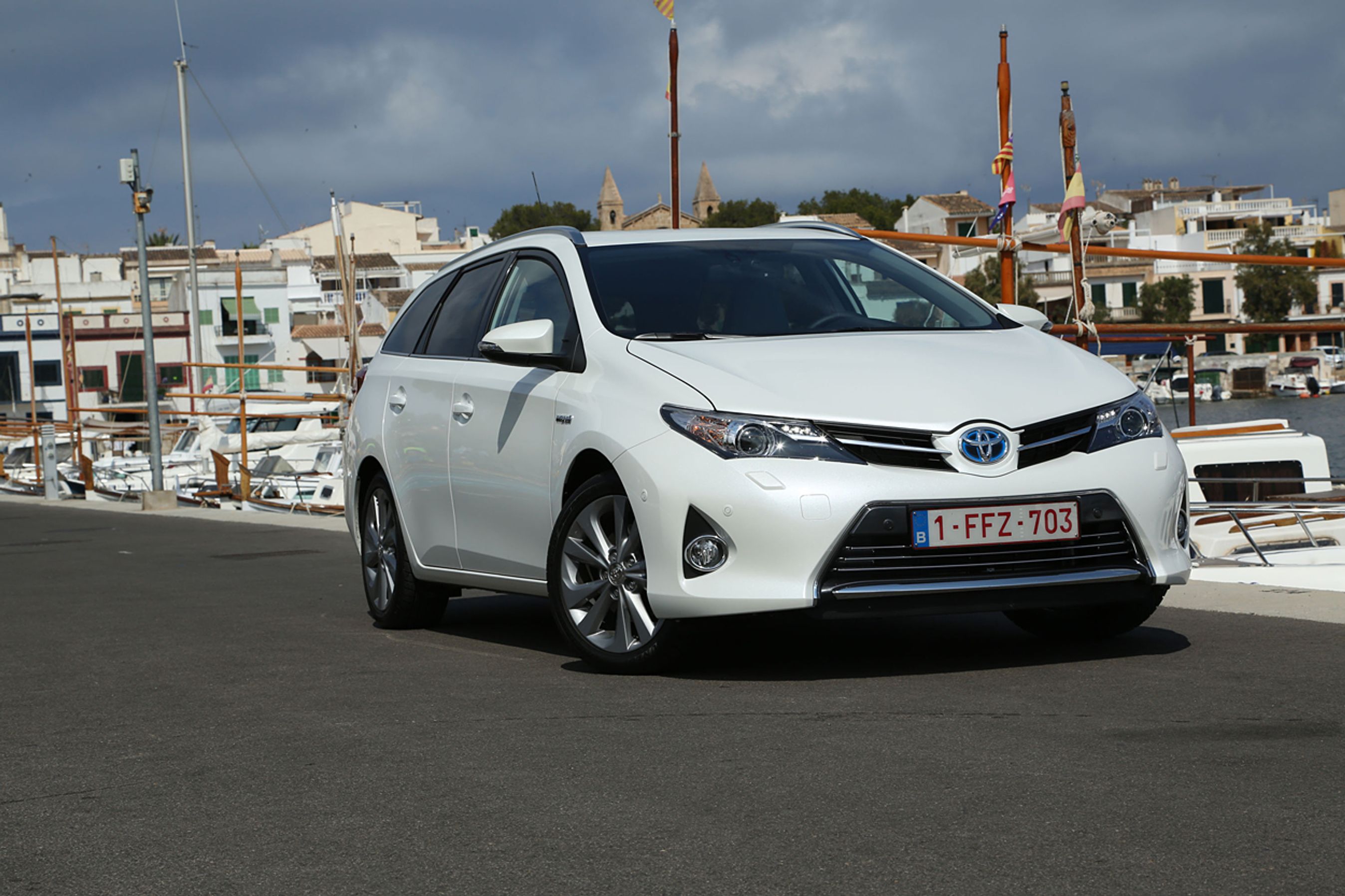 LED-lys i forlygterne til dagskørsel er standard på Toyota Auris stationcar.