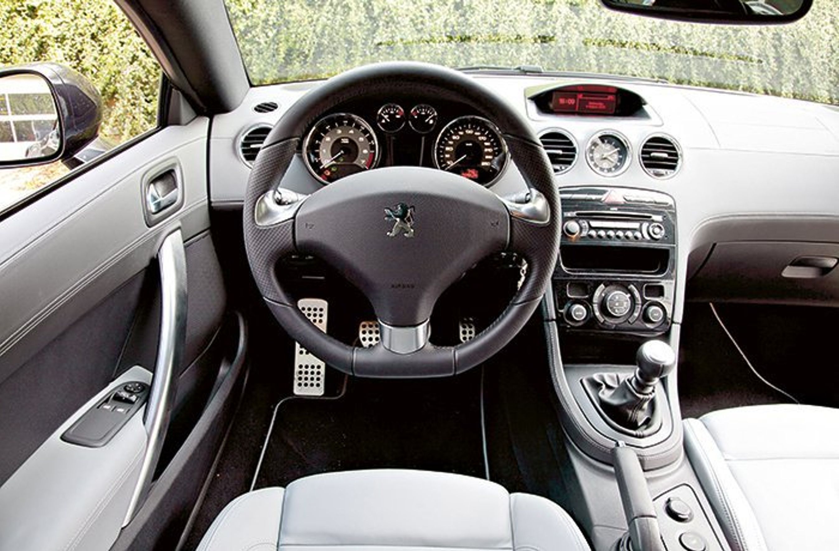 Kabinen er unikt designet i Peugeot RCZ