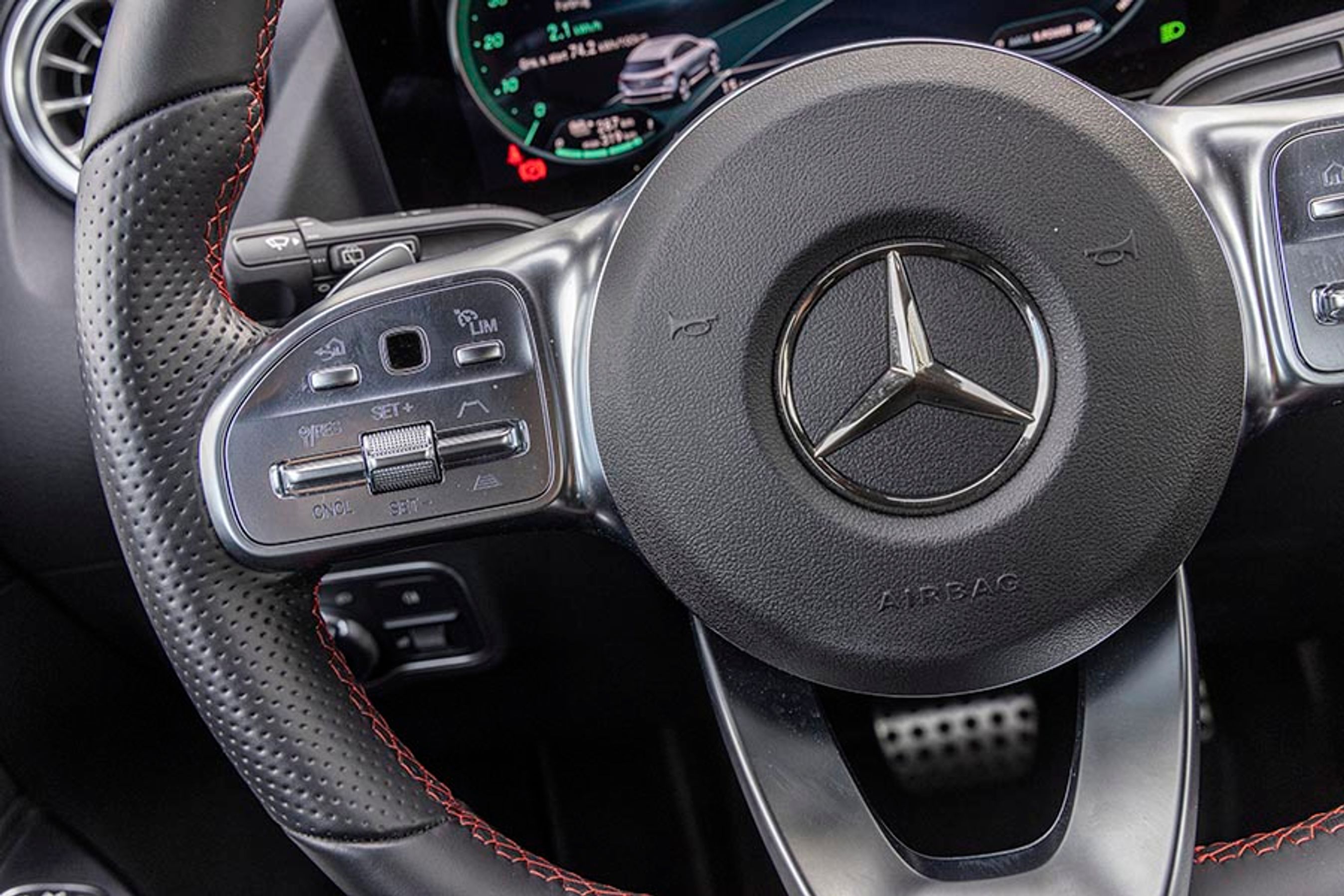 Fra den lille trykfølsomme knap på hver side af rattet styres hhv. venstre og højre skærm. Efter lidt øvelse er den løsning fin.