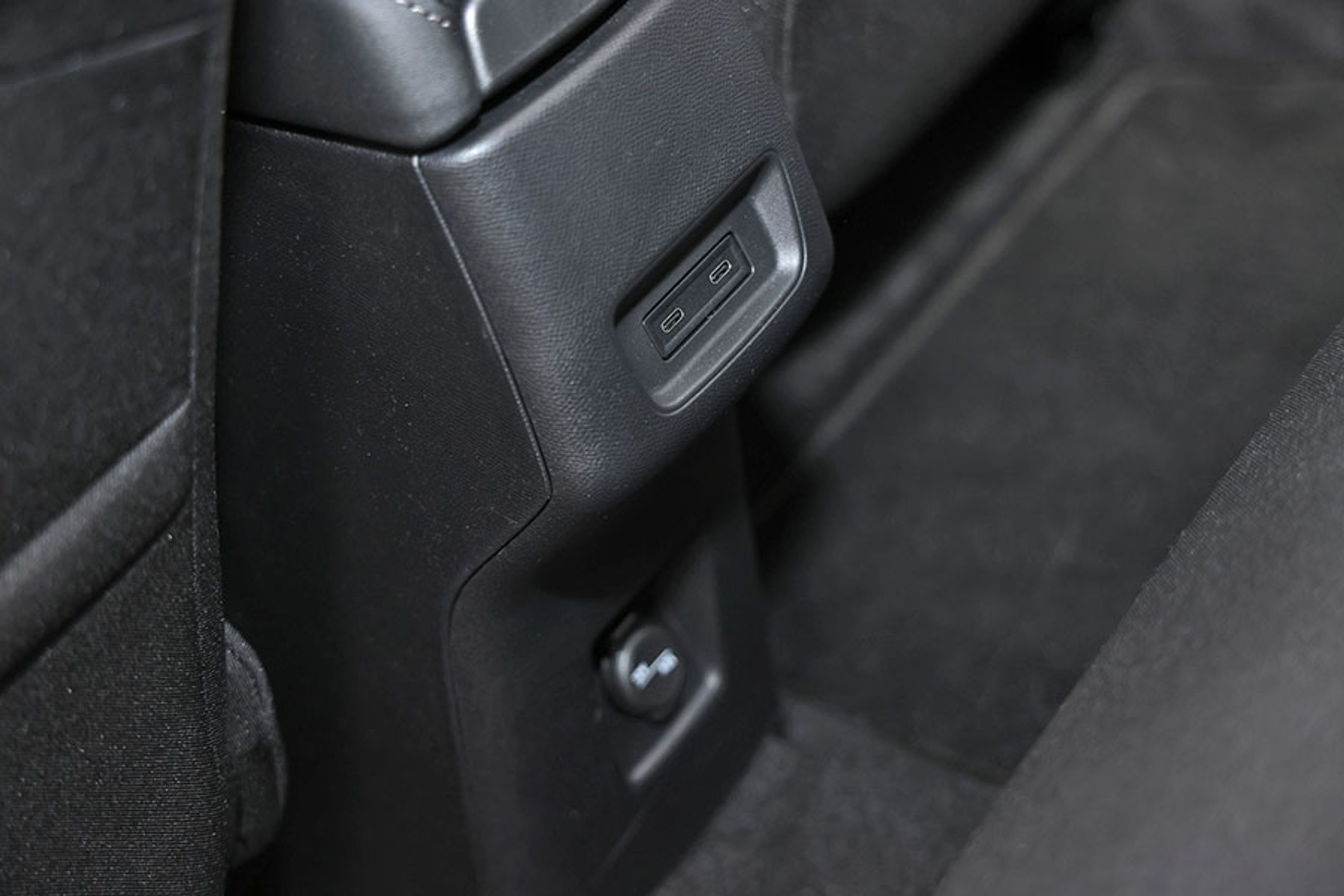 Ved bagsædet er der to USB-C-stik til opladning af f.eks. mobiltelefoner. Derudover er der et 12-voltsstrømudtag til f.eks. en køleboks.