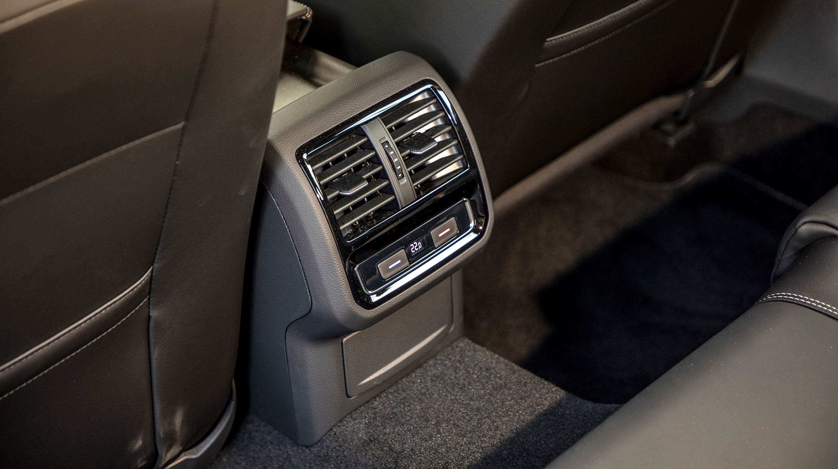 Der er friskluftdyser og separat temperaturregulering til bagsædet. Midterkonsollen er ret høj og generer midterpladsen.