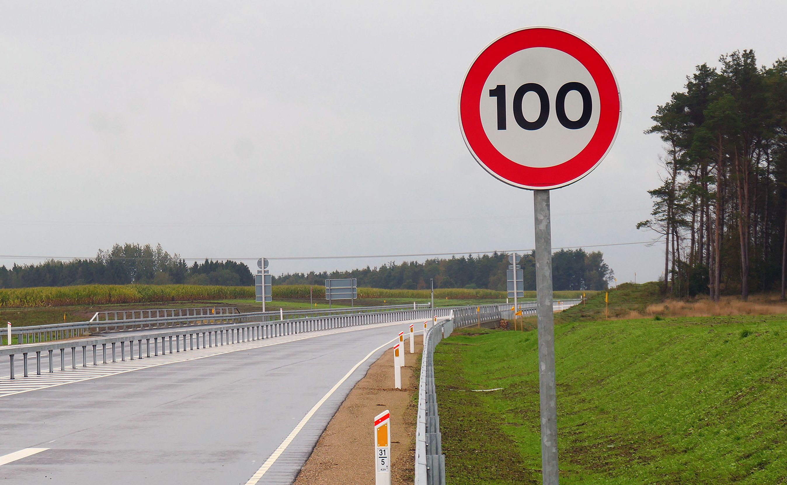 Som en af få veje i Danmark har motortrafikvejen den nye fartgrænse på 100 km/t.