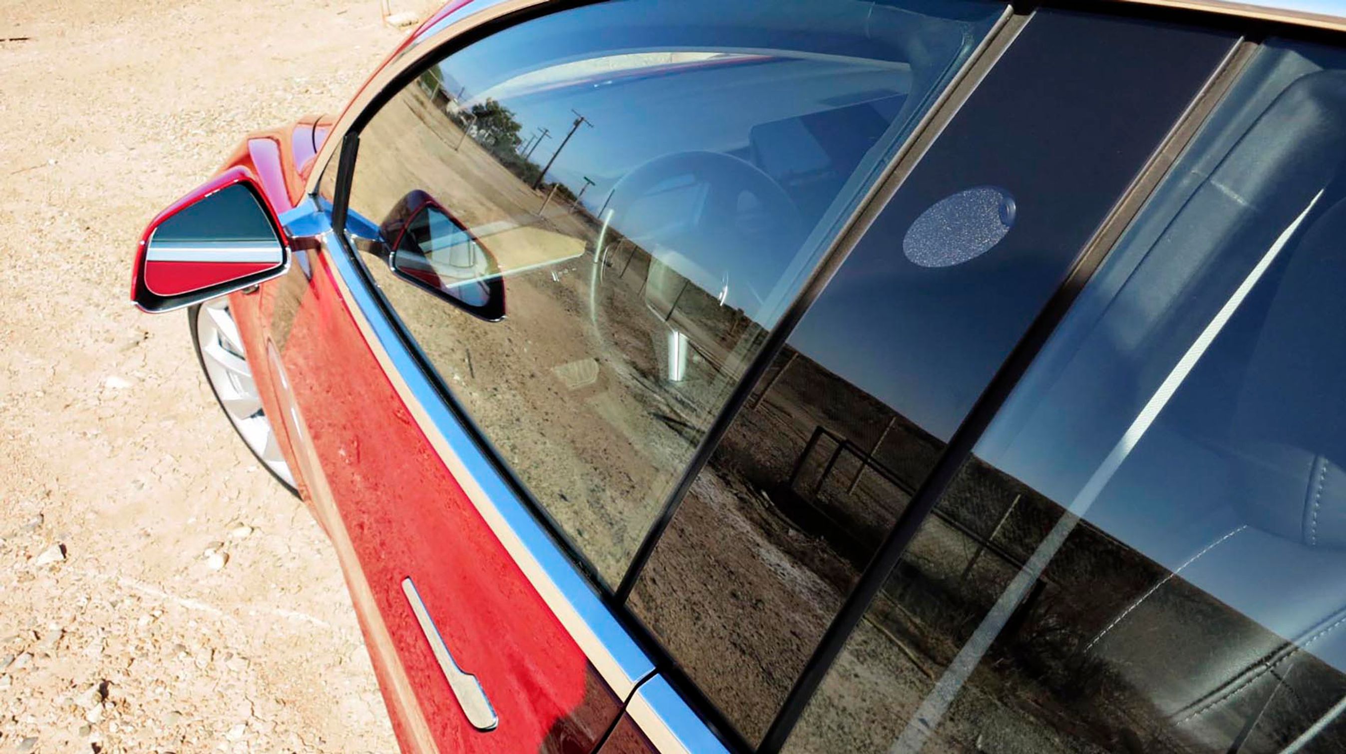 Et lille kamera i stolpen er en del af det udstyr, der skal sikre bilen en god plads på vejen, når Teslas Autopilot er slået til. Den kan fastholde bilen i vognbanen.