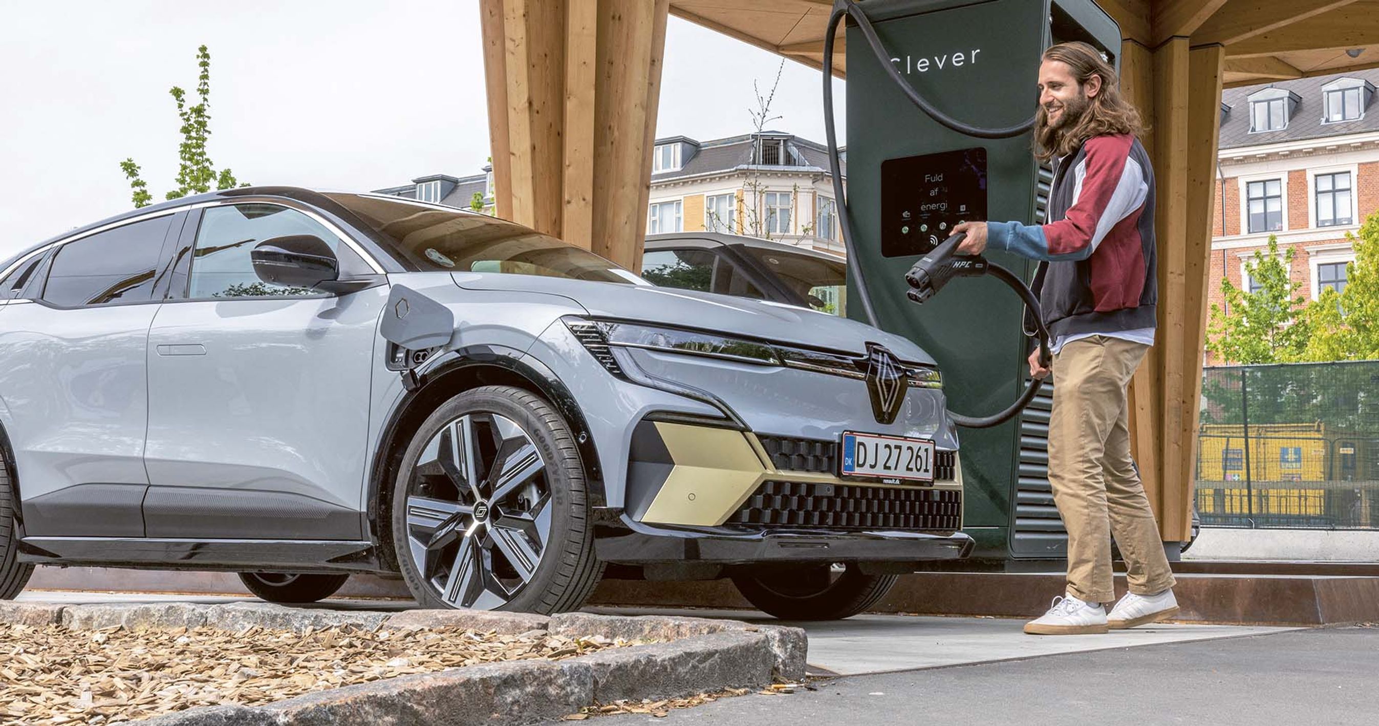 Ung mand skal lade elbil ved Clever-ladestation