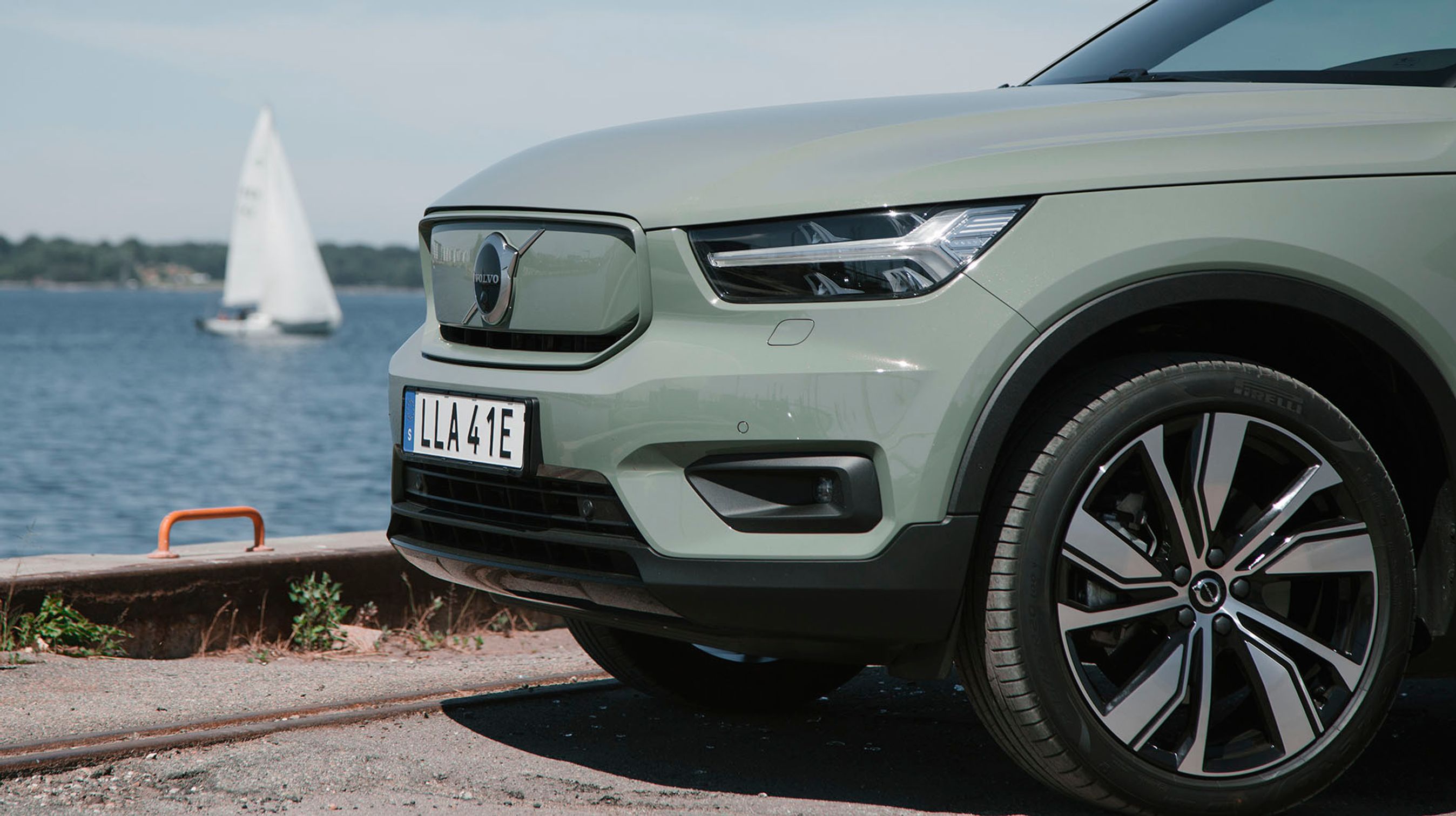 I forhold til de tidligere udgaver af XC40 er denne el-udgave forsynet med et lukket kølergitter, der er lakeret i vognens farve. Bag det store logo i fronten sidder radaren.