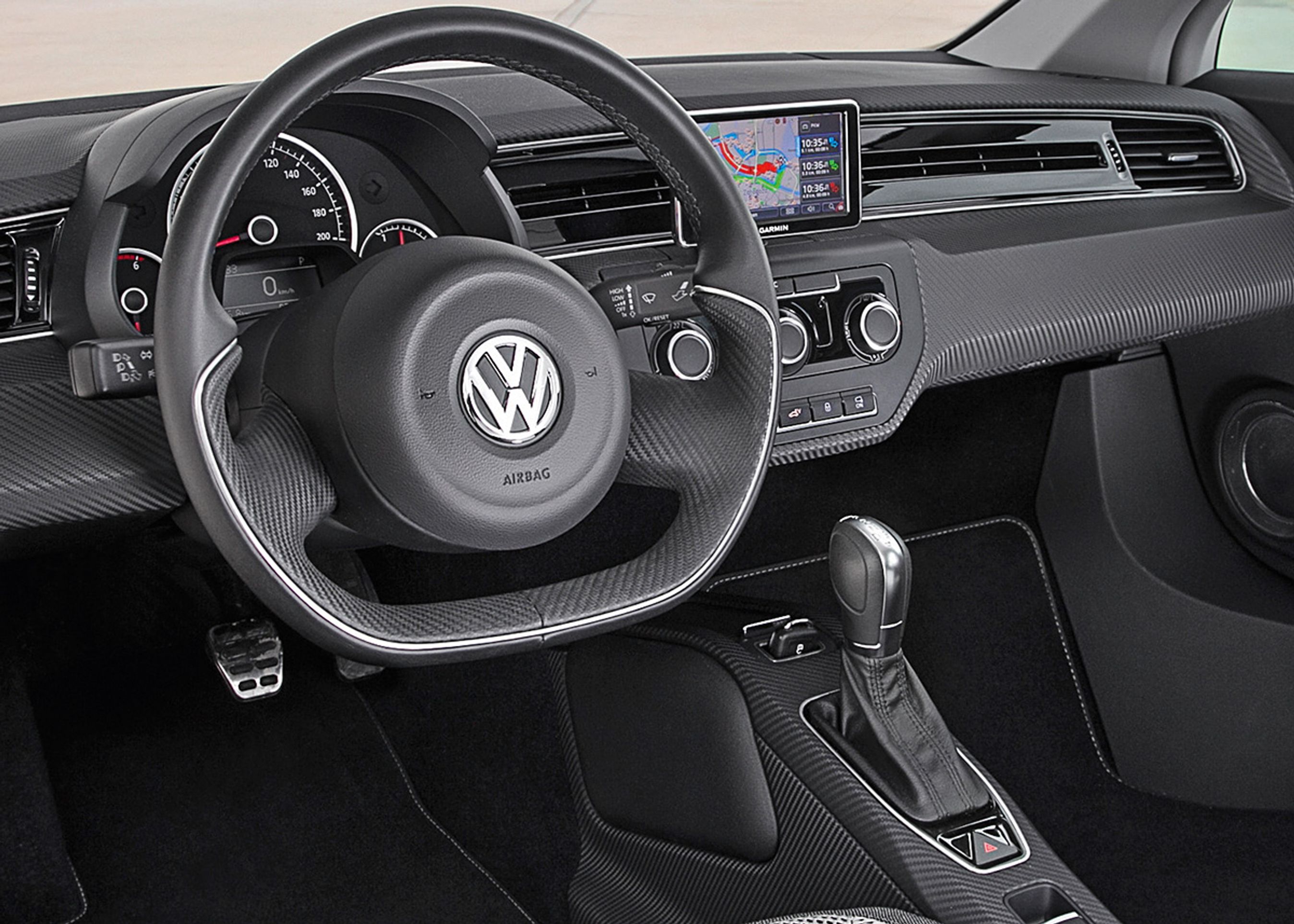 Kabinen minder en del om en almindelig VW. Der er plads til to personer, som sidder ved siden af hinanden, passageren dog en anelse bag føreren.