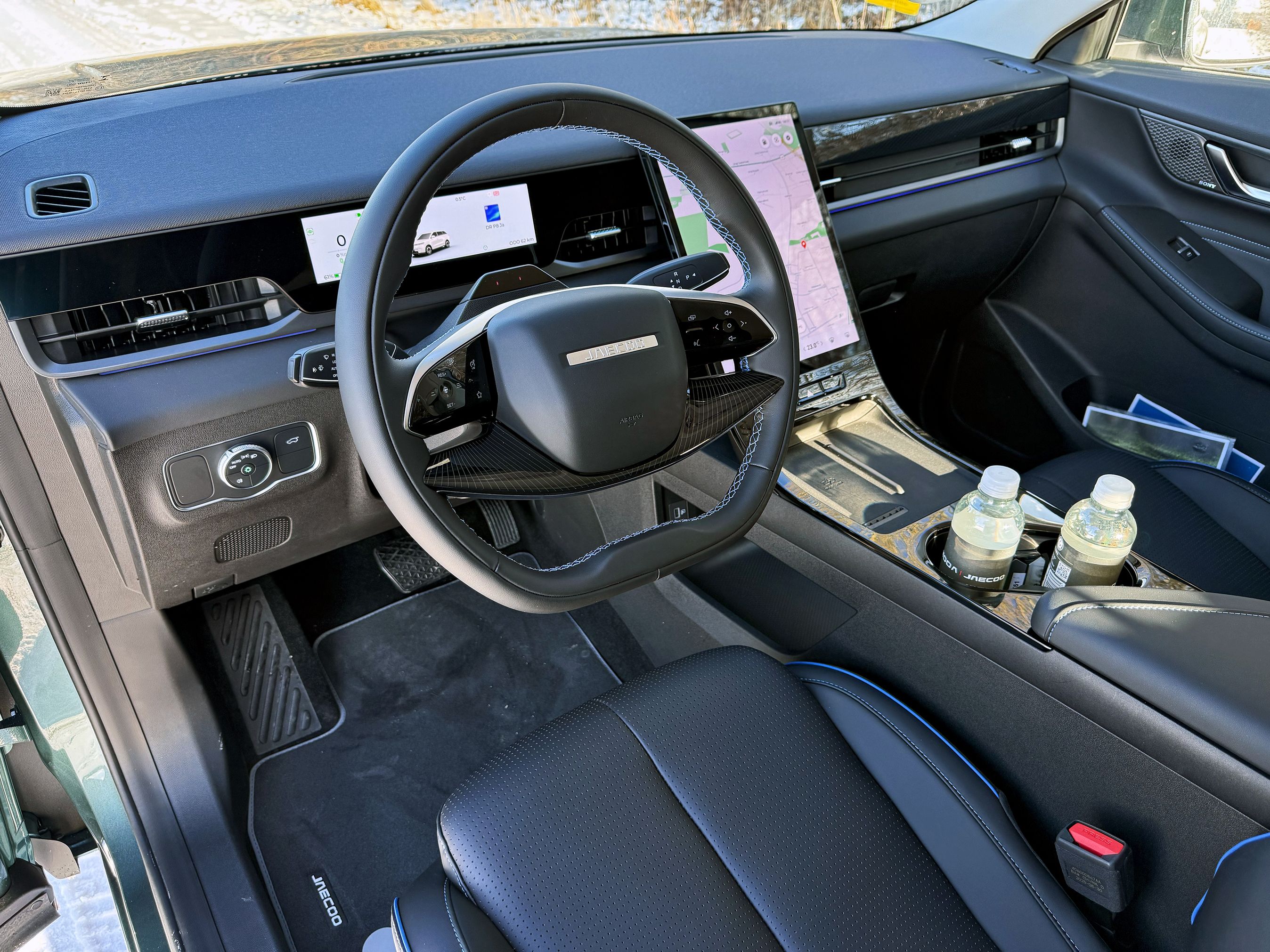Førerpladsen i en Jaecoo J5 EV