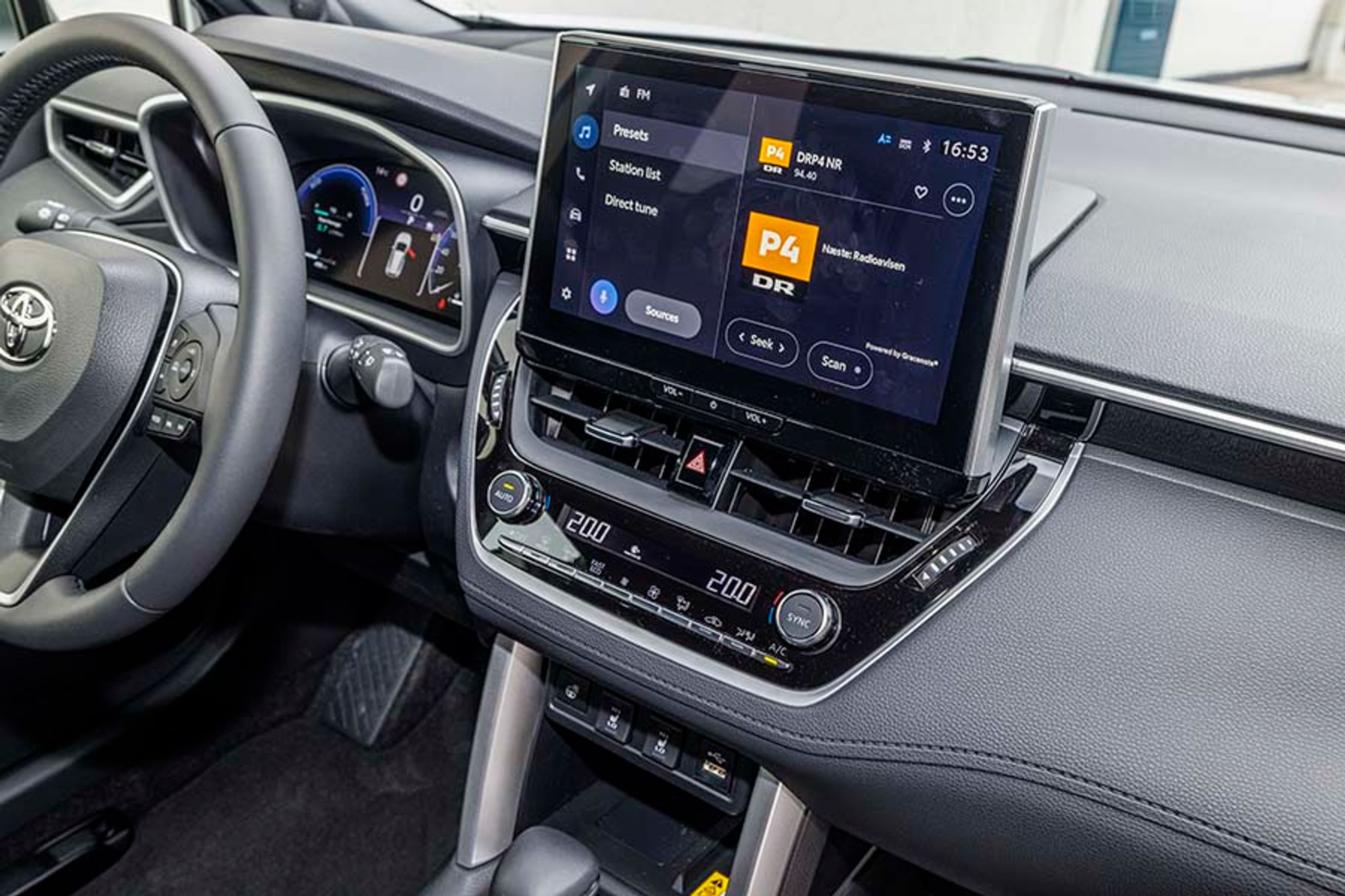 Trykskærmen på 12,3 tommer er standard i alle versioner. Der er trådløs Apple CarPlay og Android Auto med kabel.