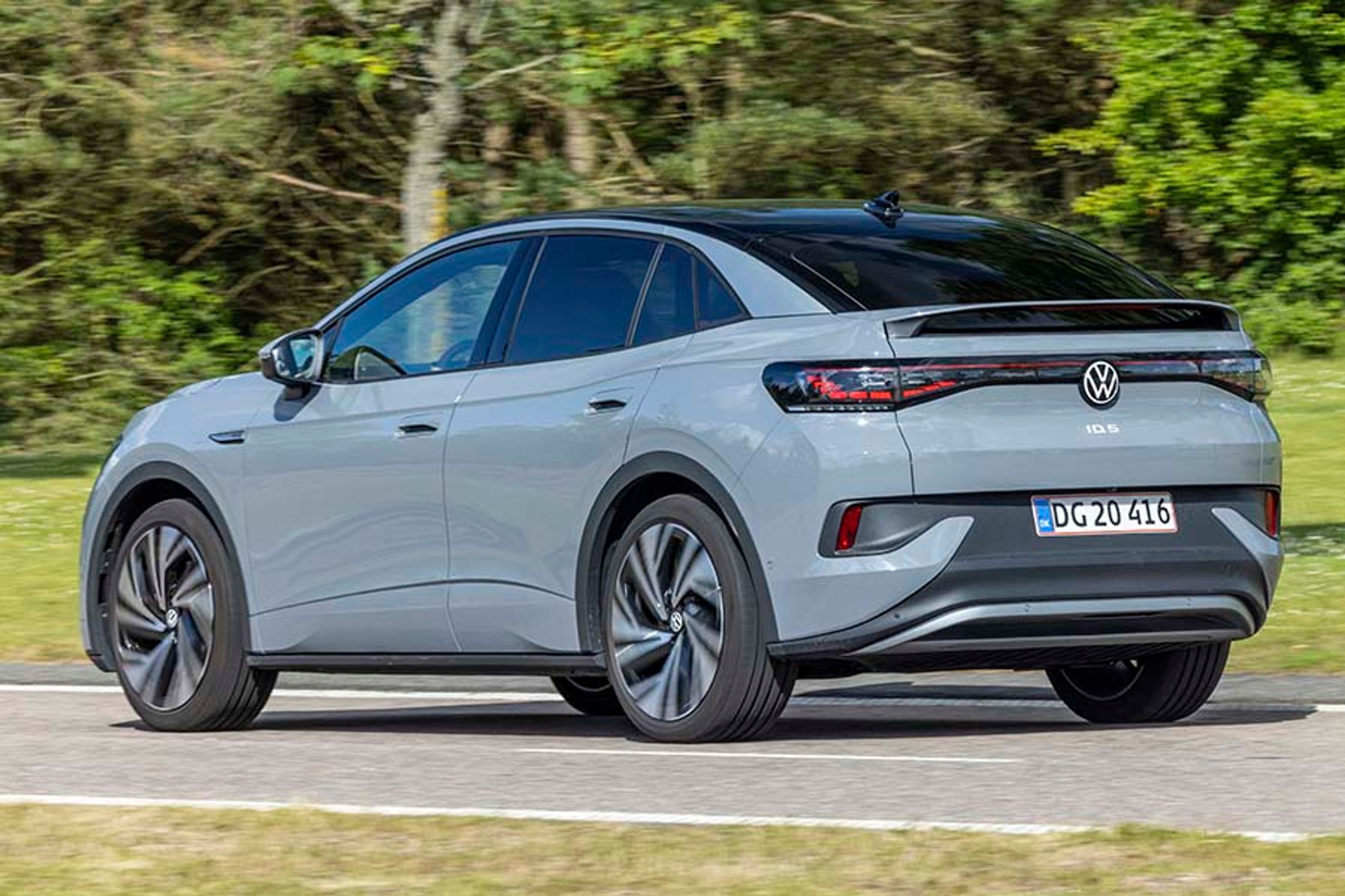 Det er den skrånende bagende, der udgør forskellen mellem en ID.4 og denne ID.5. Men ændringen giver bilen en ny fremtoning.