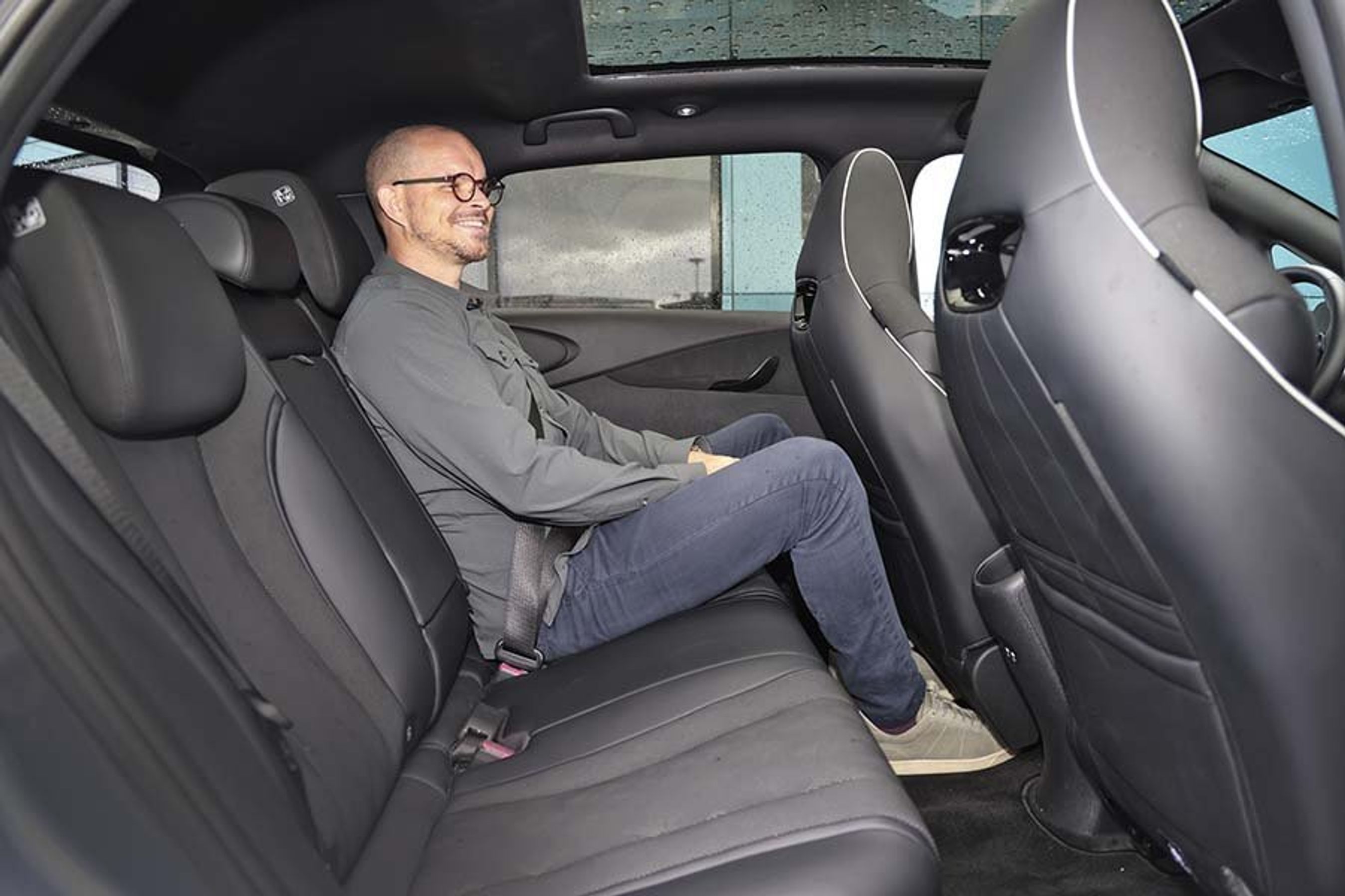 Person på bagsædet af en BYD Dolphin elbil.