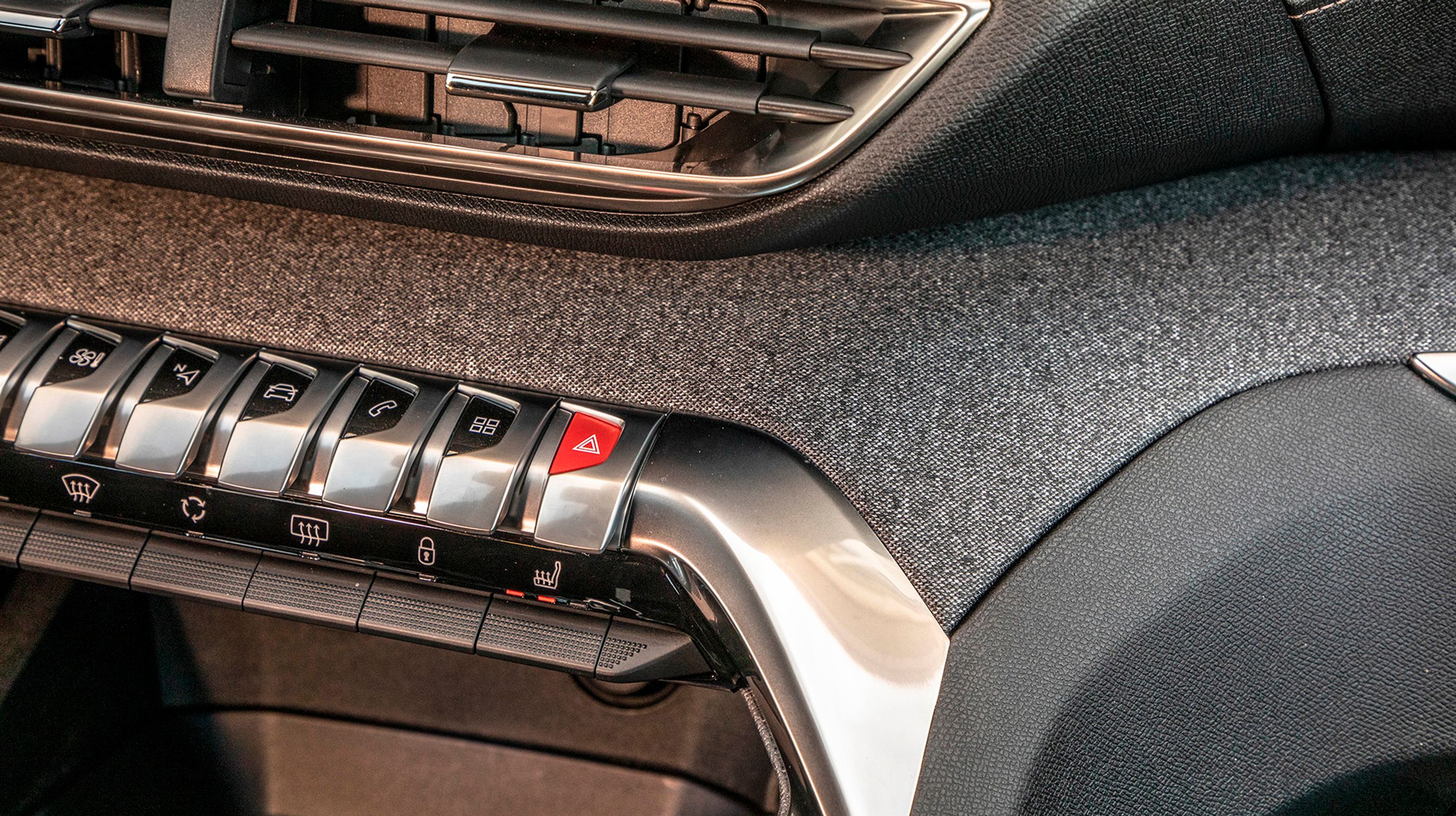 Stof på instrumentbordet er en sjældenhed, men her er opgaven løst flot. Bemærk de pæne samlinger af de forskellige materialer.