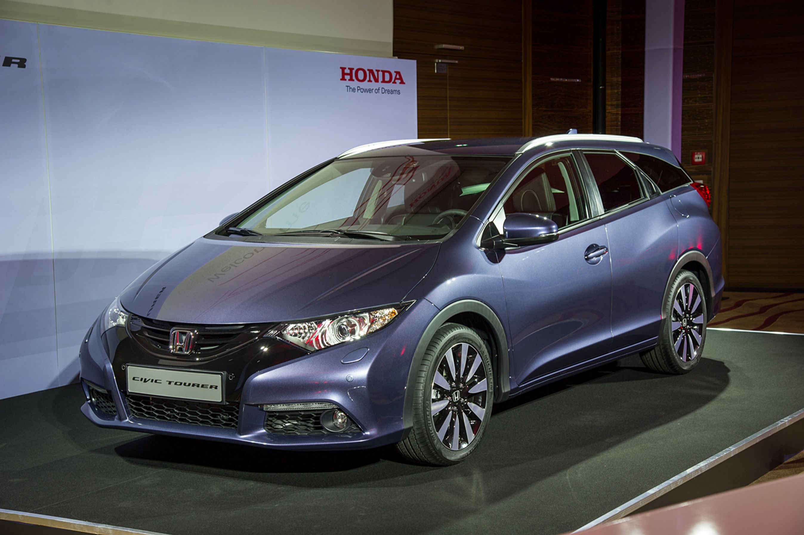 Bagenden er forlænget med 23,5 cm for at give god plads i bagagerummet. Tagbøjlerne i taget er af aluminium og integreret i taget.