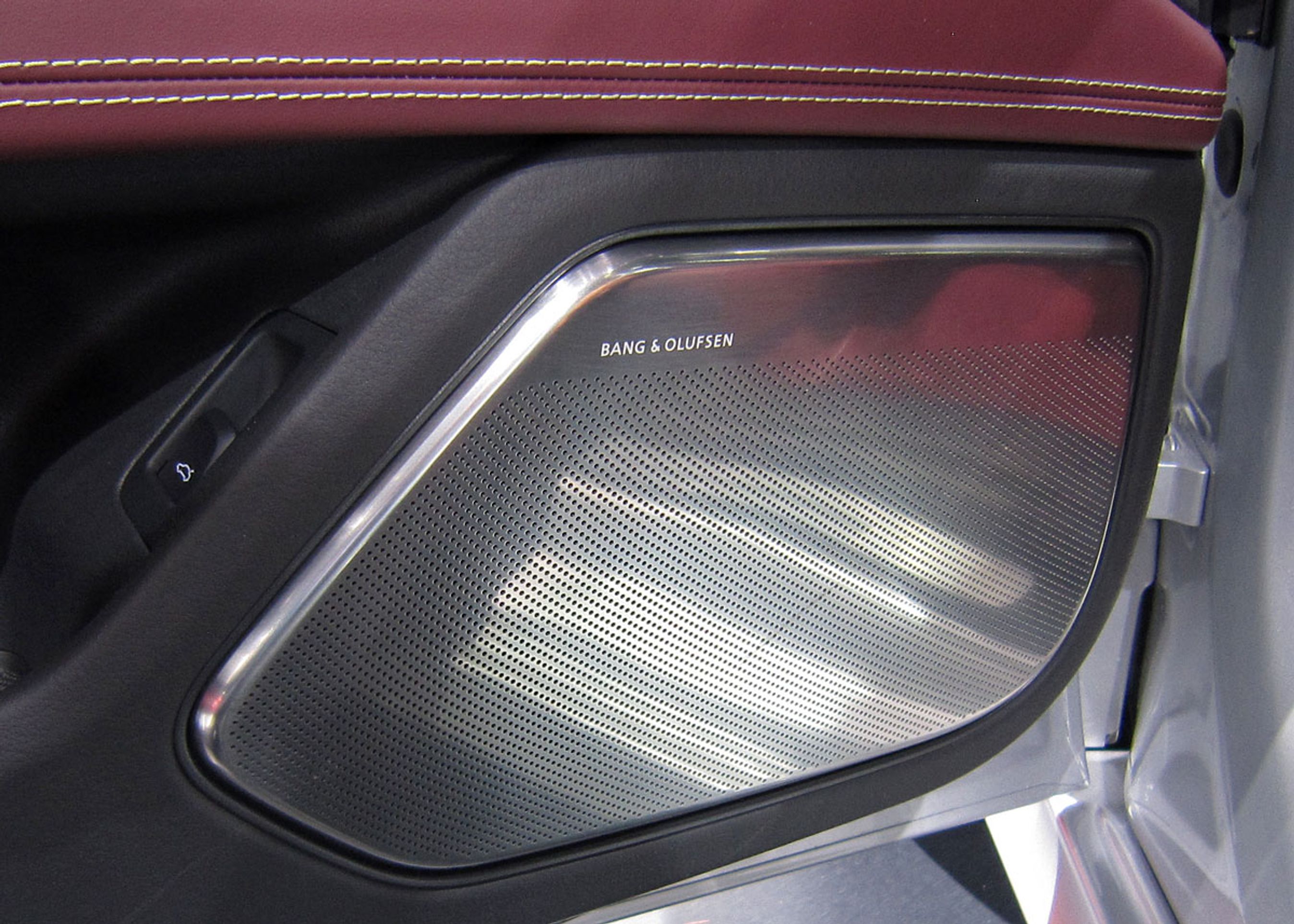 Højttalerne i døren er forsynet med blankpoleret aluminiumsfront  både yderside og indmad er produceret af Bang & Olufsen.