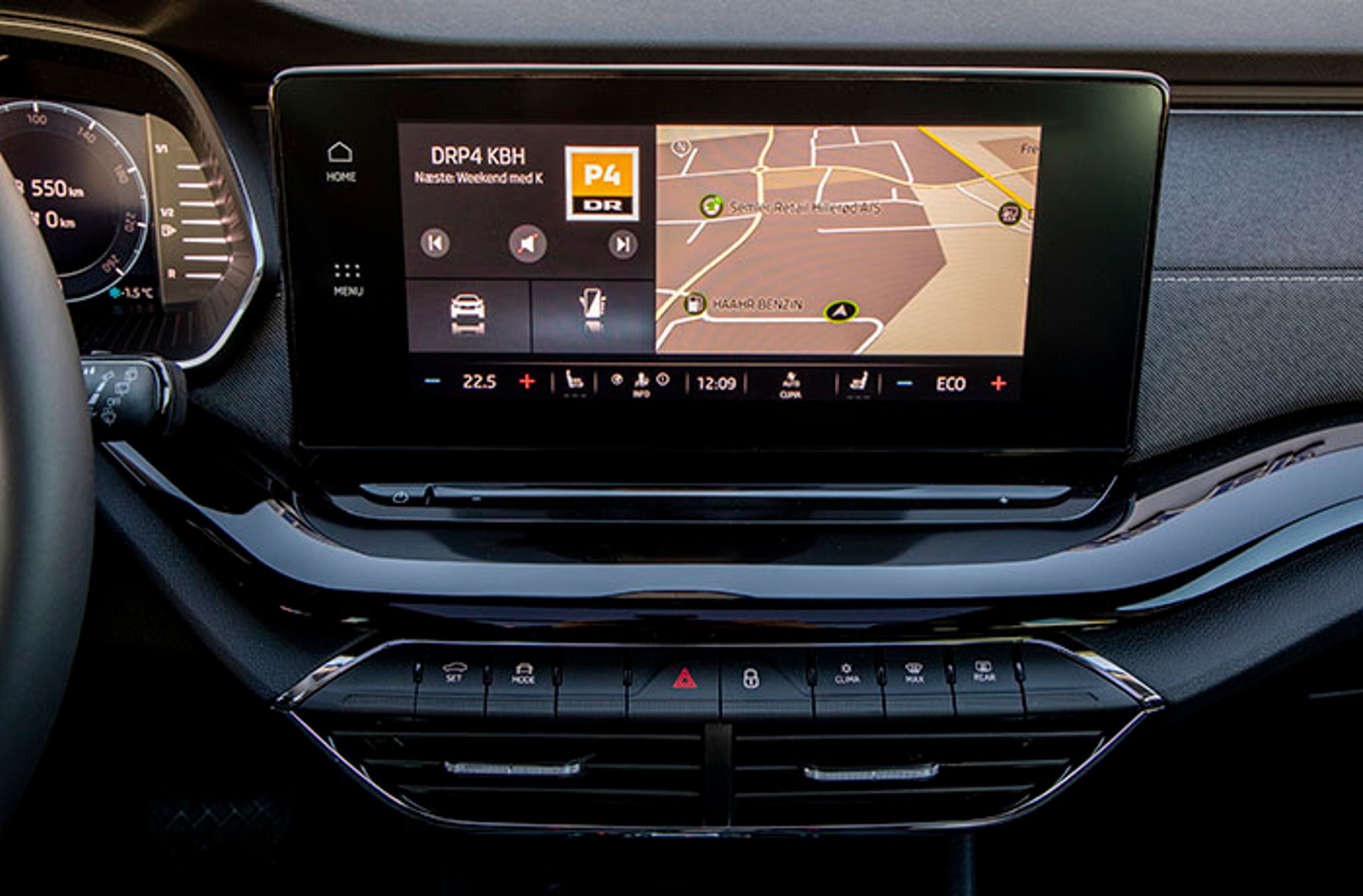 Den store 10-tommerskærm er standard og indeholder dels navigationsanlæg, dels trådløs opkobling til Apple CarPlay eller Android Auto. Menustrukturen er enkel og let at vænne sig til.