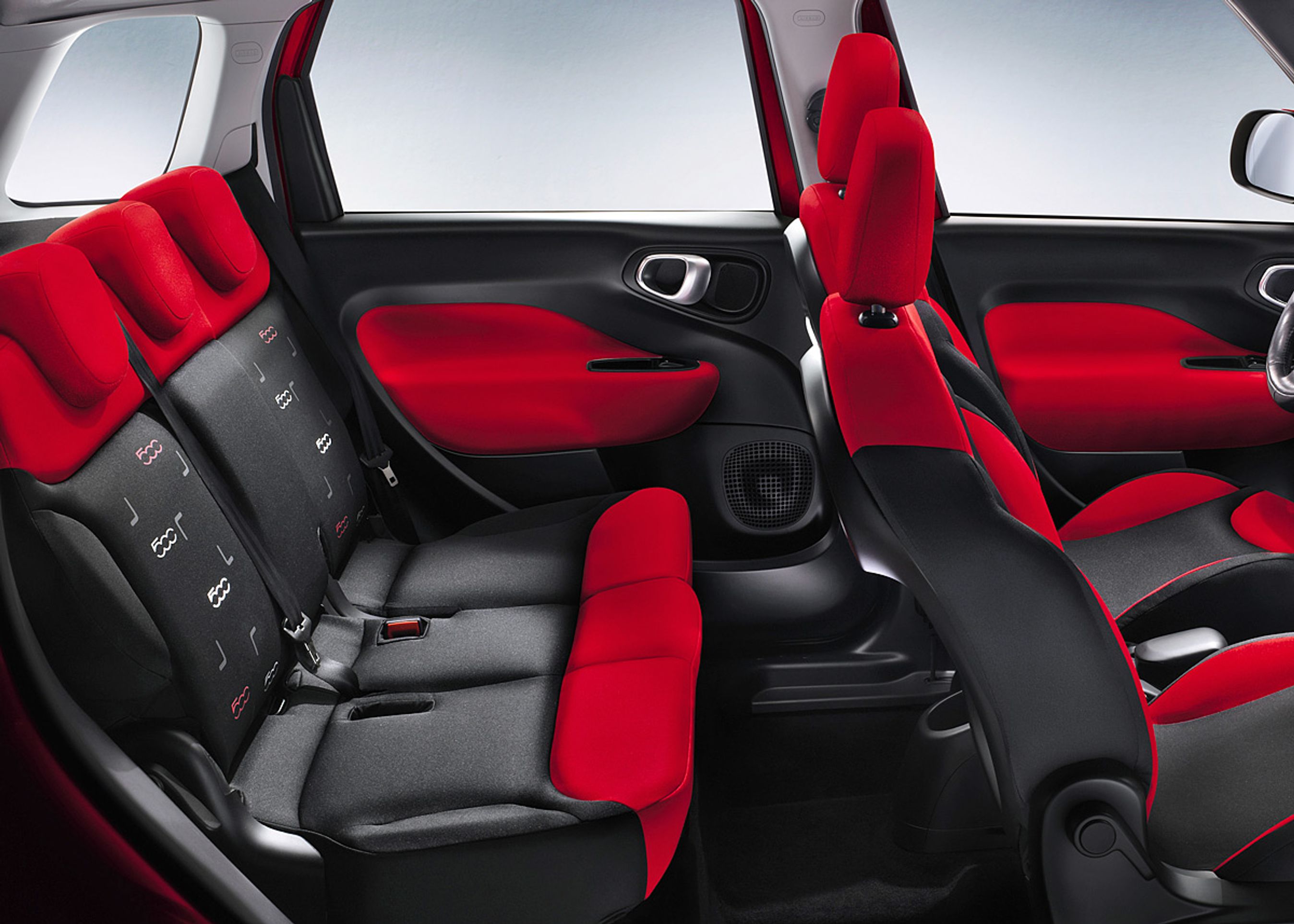 Fiat 500L kommer i første omgang som en fempersoners mini-MPV. Senere følger flere varianter, bl.a. en forlænget udgave med plads til syv.