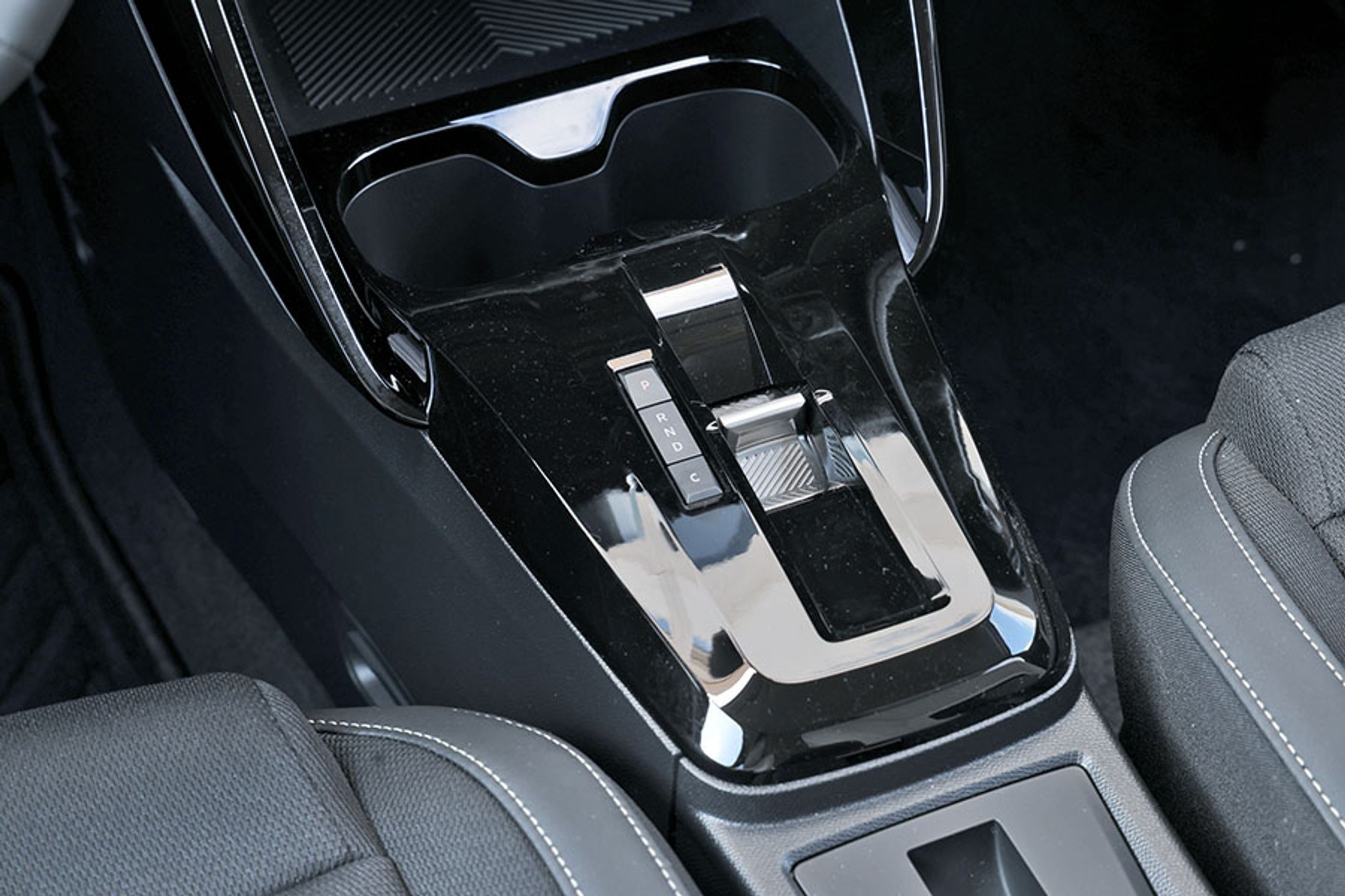 Gearvælgeren er placeret som en lille vippekontakt mellem forsæderne. Den er ikke helt entydig i sin funktion, og nogle gange skal man derfor aktivere den to gange for at skifte køreretning. Den går selv i P, når førerdøren åbnes.