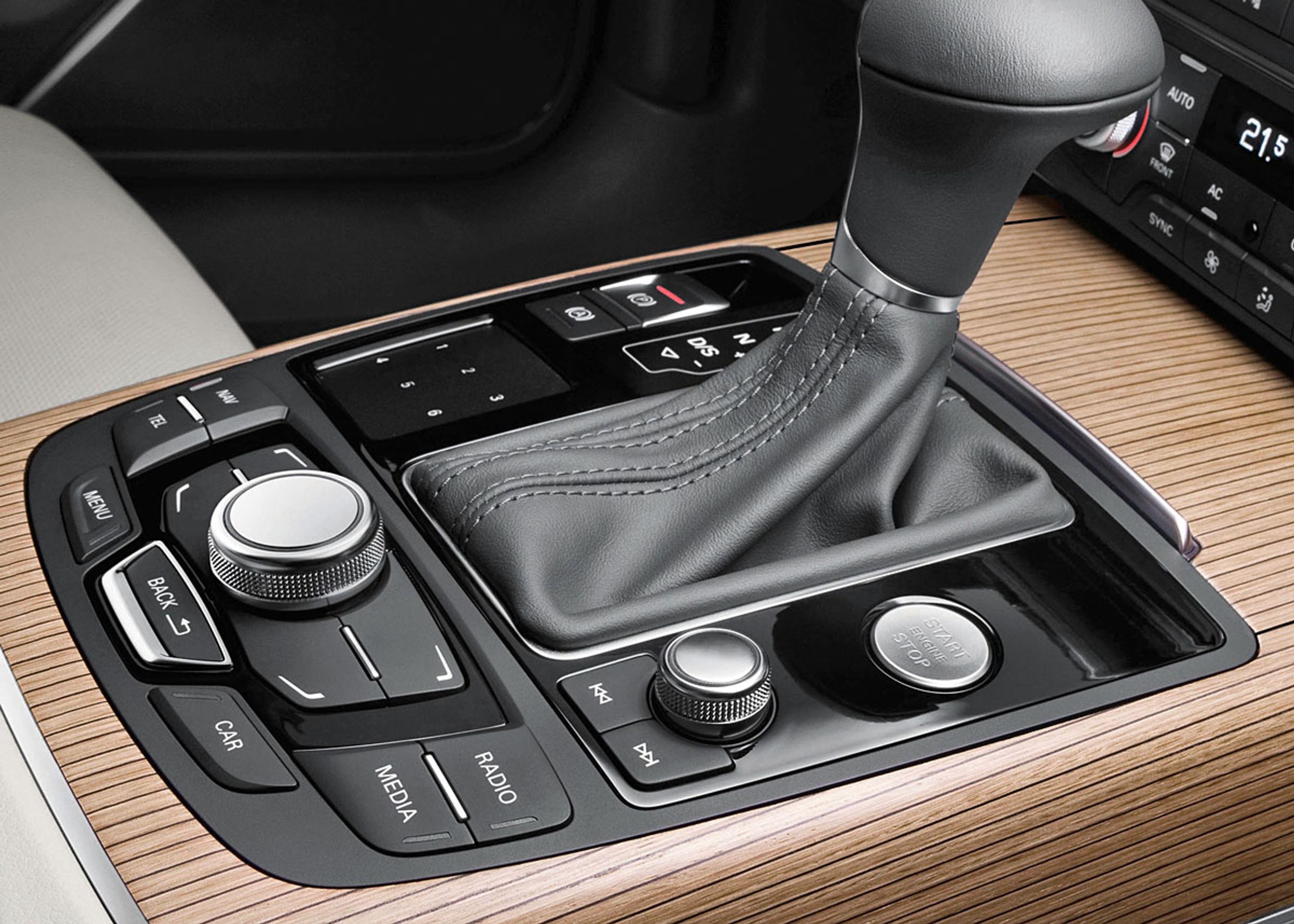 Der bliver valg mellem manuelt gearskifte, trinløst automatgear (multitronic) og automatiske dobbeltkoblingsgear. Der er mulighed for en ny form for træindlæg,